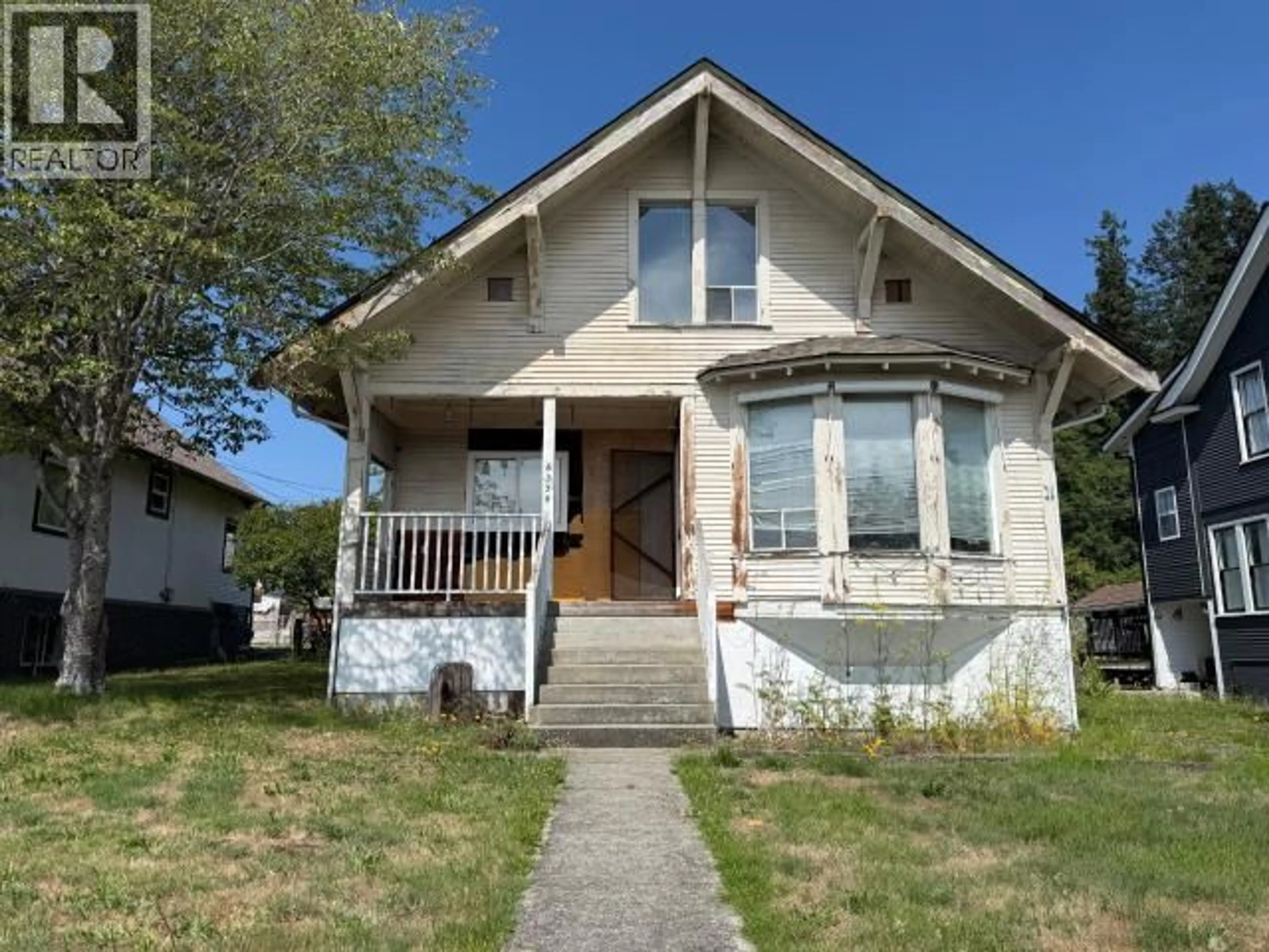 Home with vinyl exterior material, street for 6339 SYCAMORE STREET, Powell River British Columbia