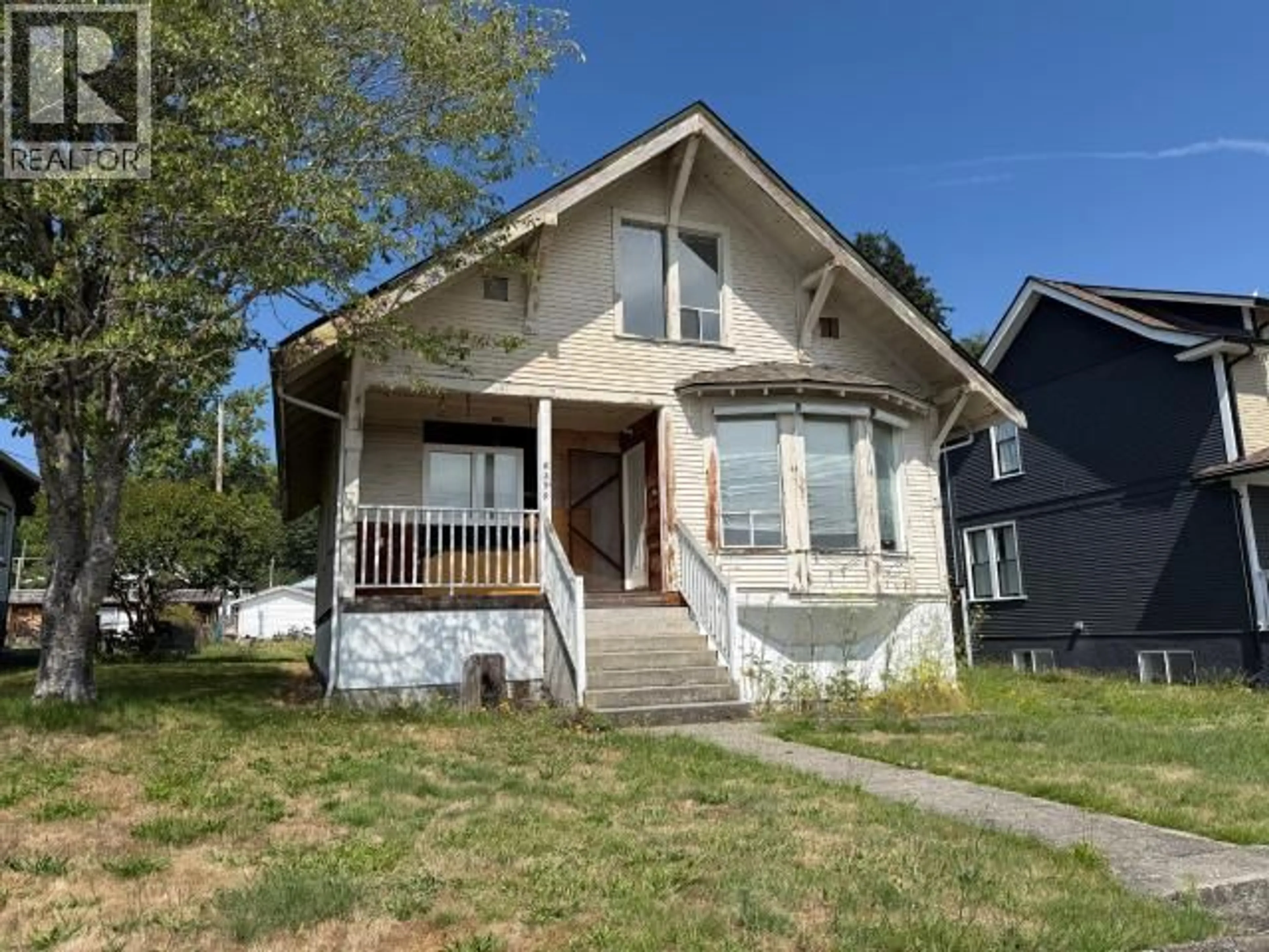 Home with vinyl exterior material, street for 6339 SYCAMORE STREET, Powell River British Columbia