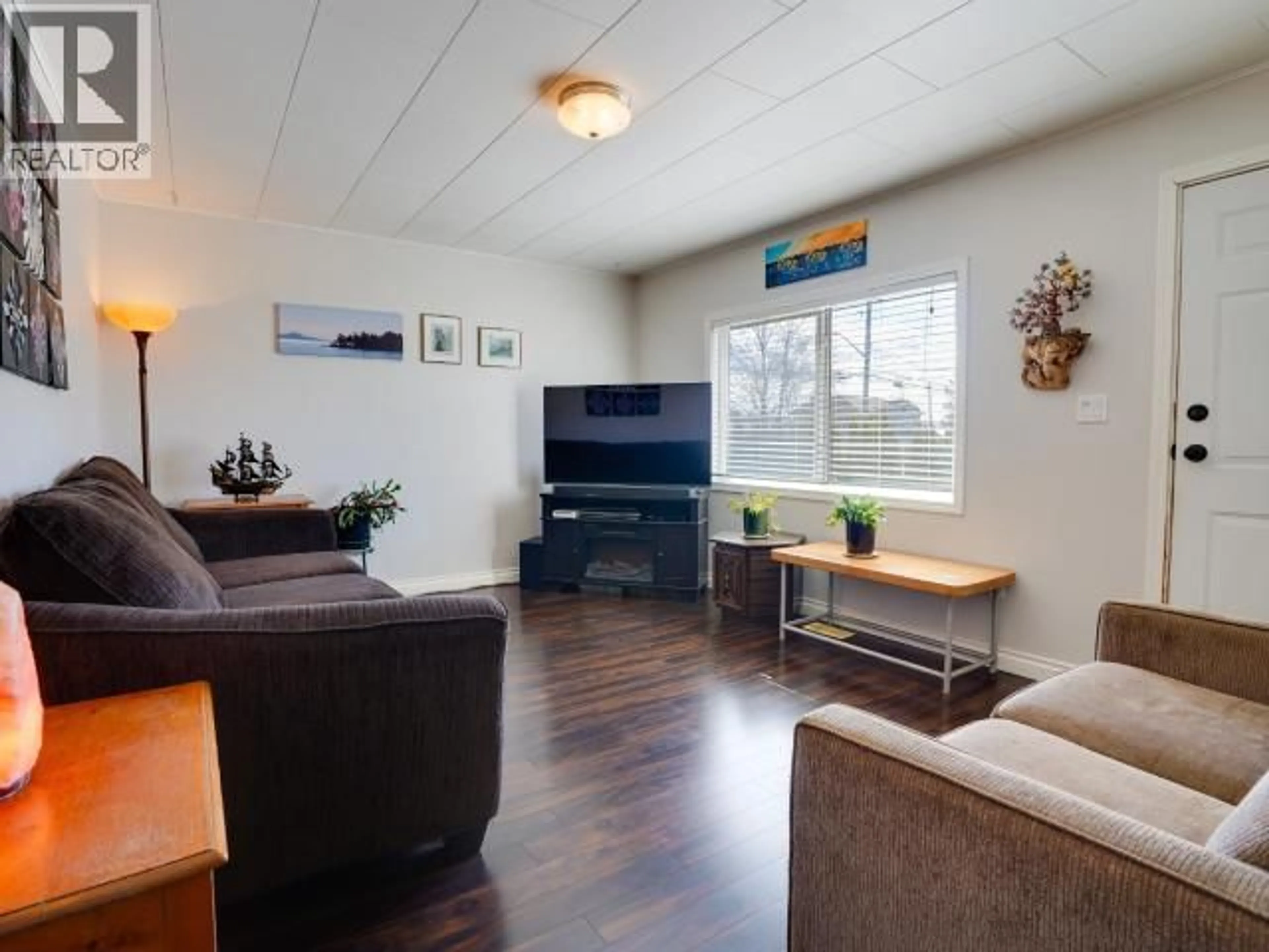 Living room with furniture, wood/laminate floor for 4212 MANSON AVE, Powell River British Columbia V8A3M6