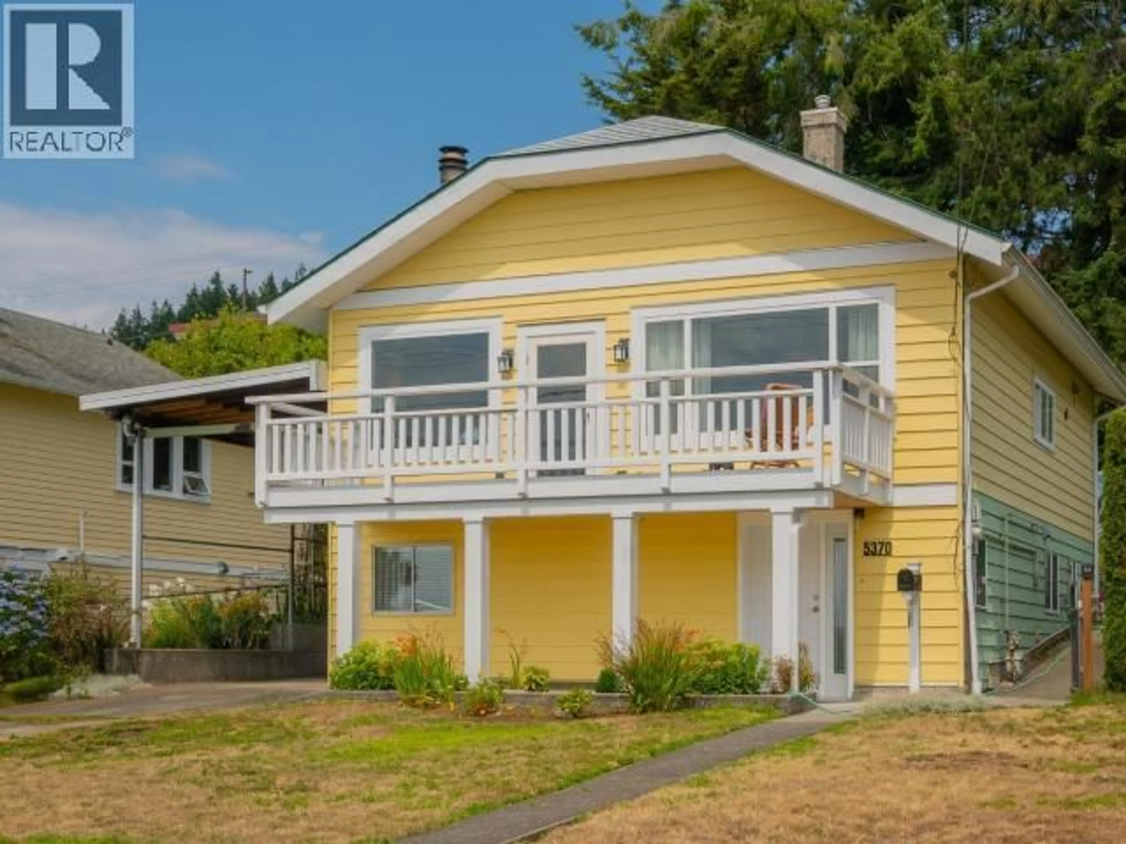 Home with vinyl exterior material, street for 5370 LABURNUM AVE, Powell River British Columbia