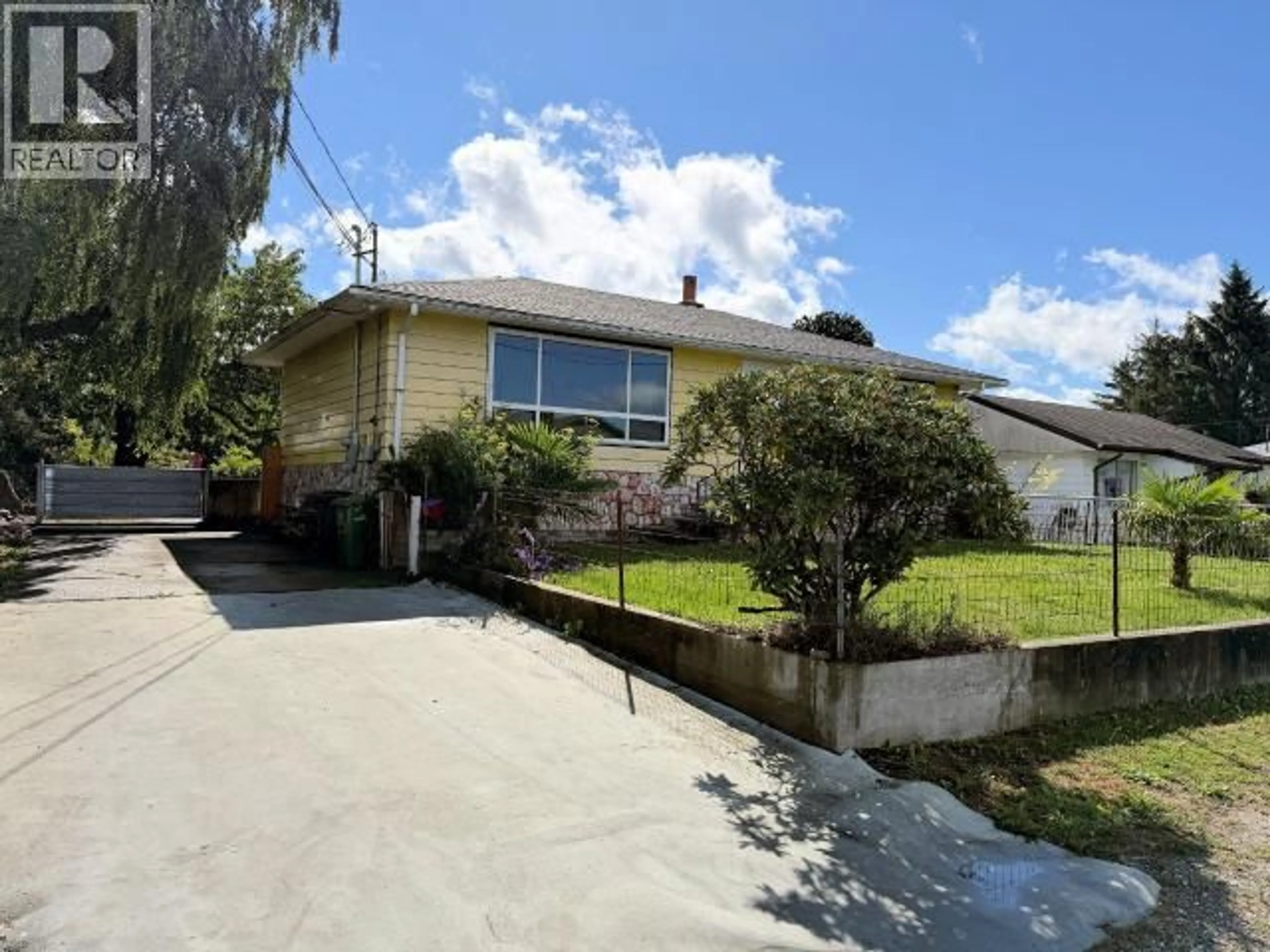 A pic from outside/outdoor area/front of a property/back of a property/a pic from drone, street for 4696 CASCADE PLACE, Powell River British Columbia V8A2X8