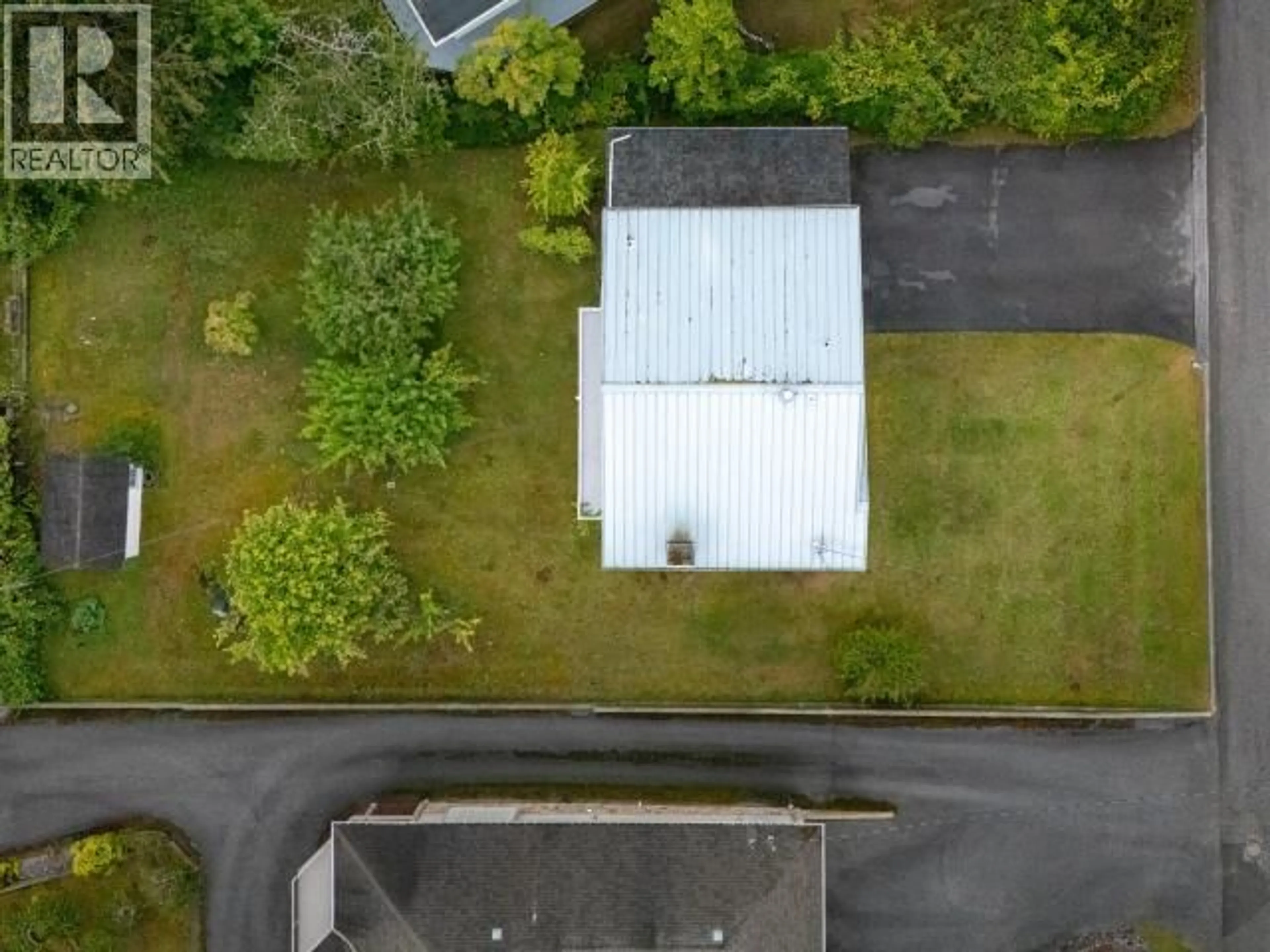 A pic from outside/outdoor area/front of a property/back of a property/a pic from drone, street for 3571 MACKENZIE AVE, Powell River British Columbia V8A3E7