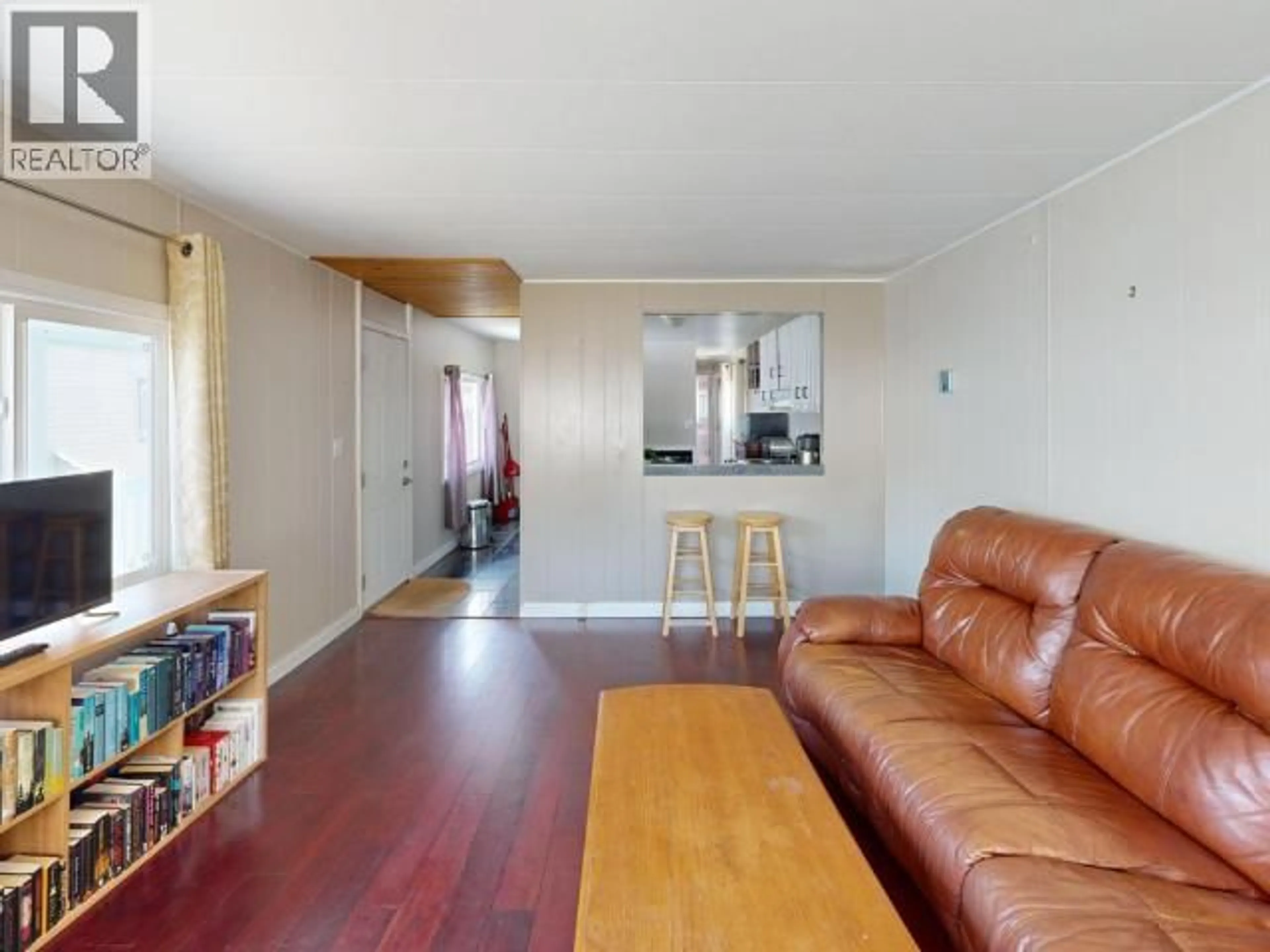 Living room with furniture, wood/laminate floor for 22 - 4500 CLARIDGE ROAD, Powell River British Columbia