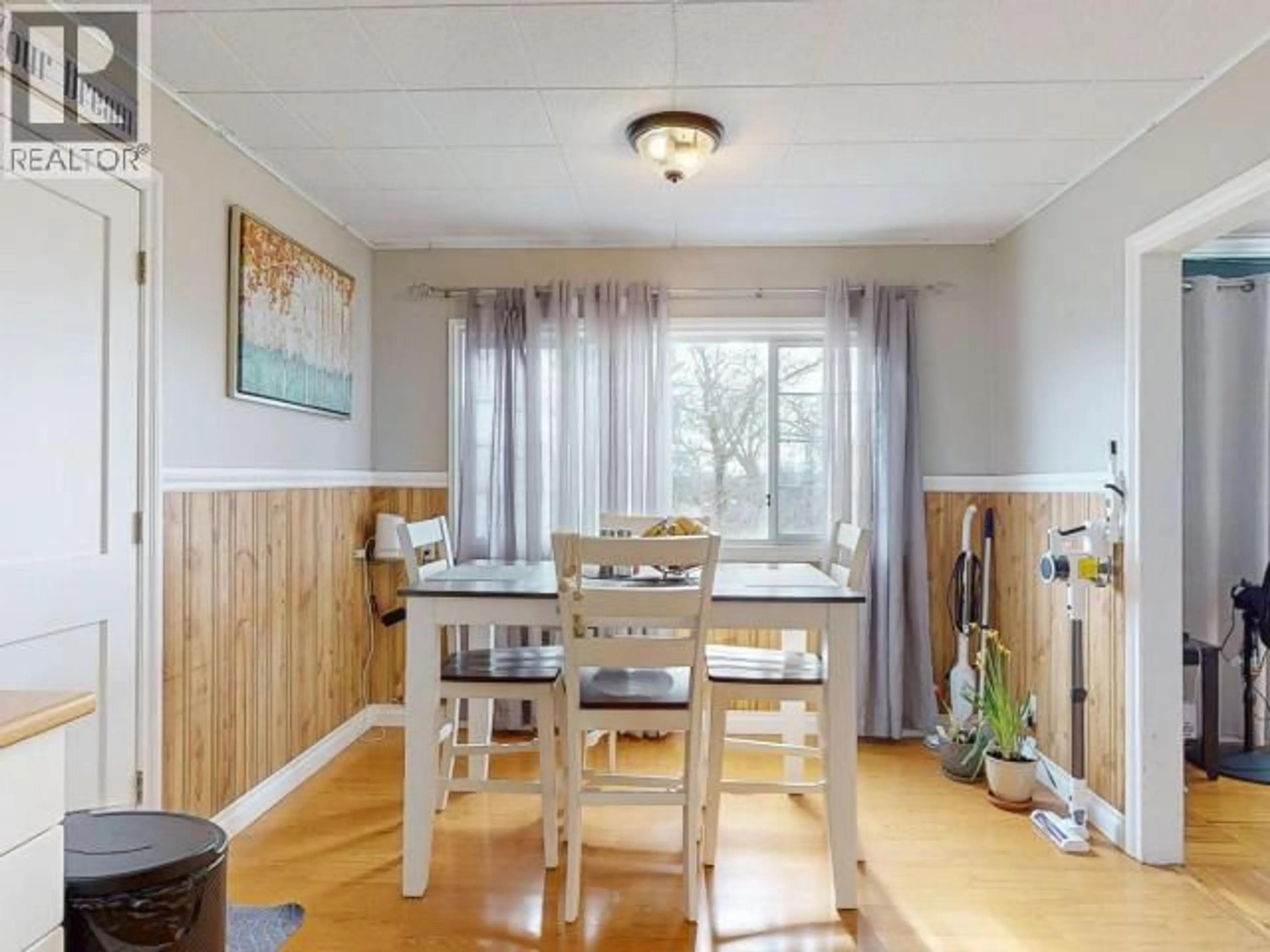 Dining room, wood/laminate floor for 6957 CROFTON STREET, Powell River British Columbia V8A1W8