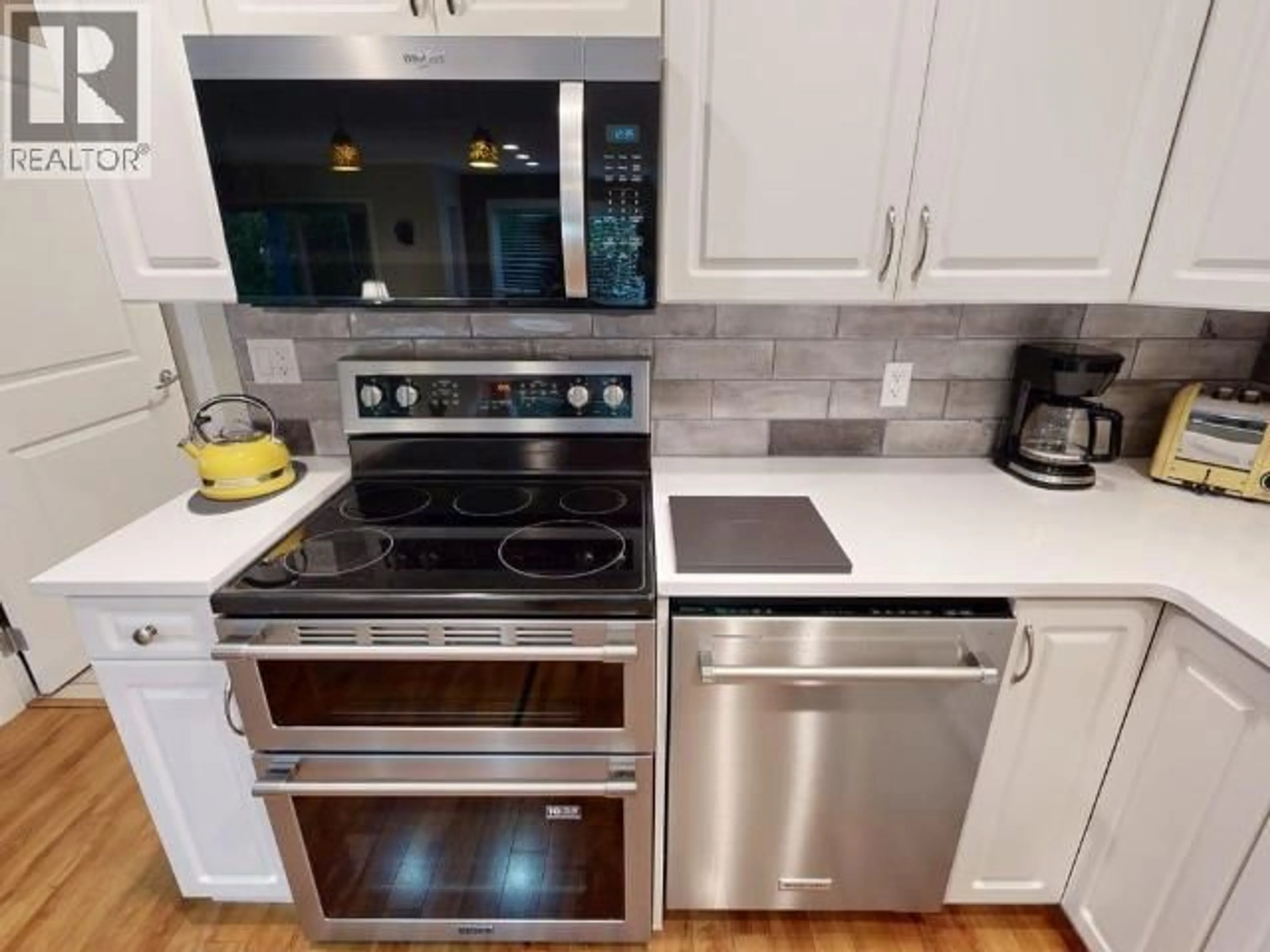 Standard kitchen, ceramic/tile floor for 11 - 4415 MANSON AVE, Powell River British Columbia V8A0A5