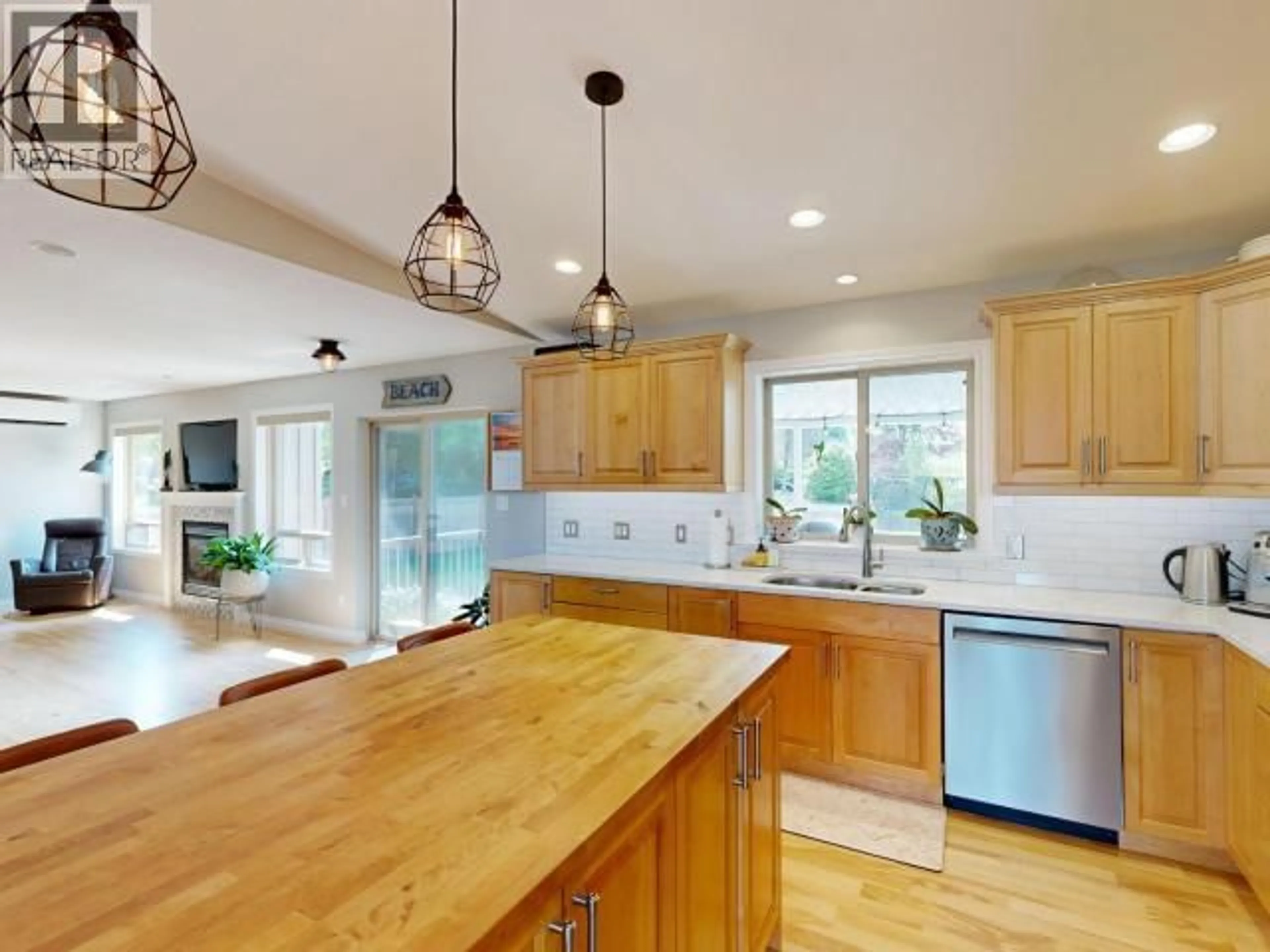 Open concept kitchen, unknown for 7066 QUALICUM WAY, Powell River British Columbia V8A5V6