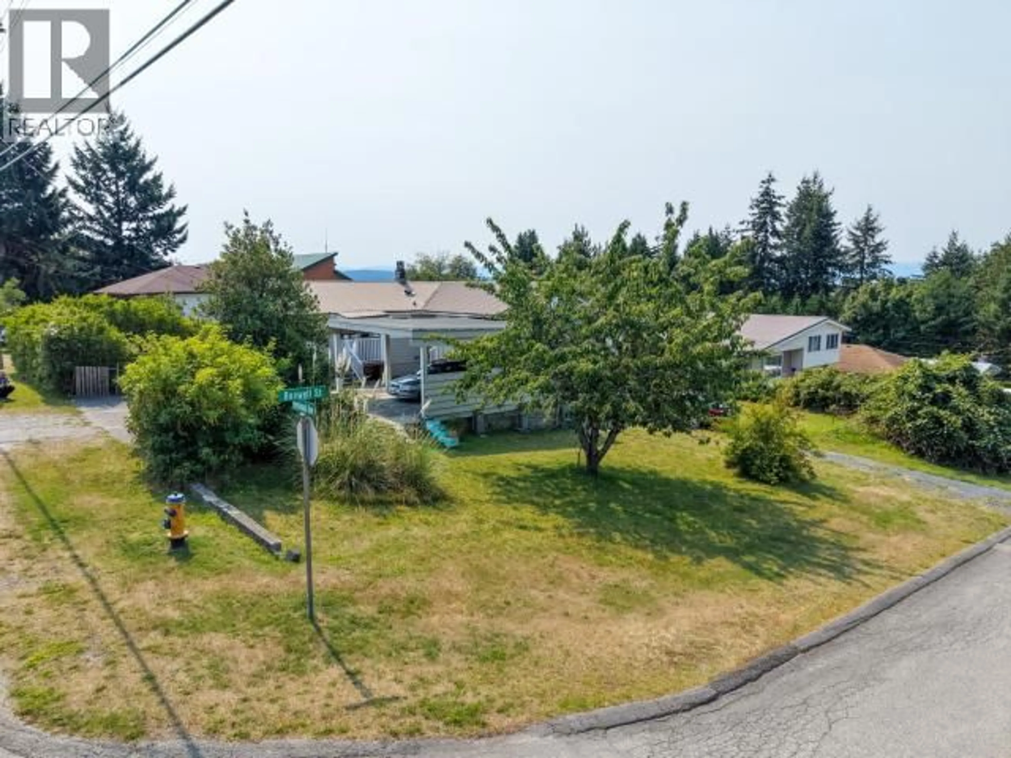 A pic from outside/outdoor area/front of a property/back of a property/a pic from drone, street for 4535 FERNWOOD AVE, Powell River British Columbia