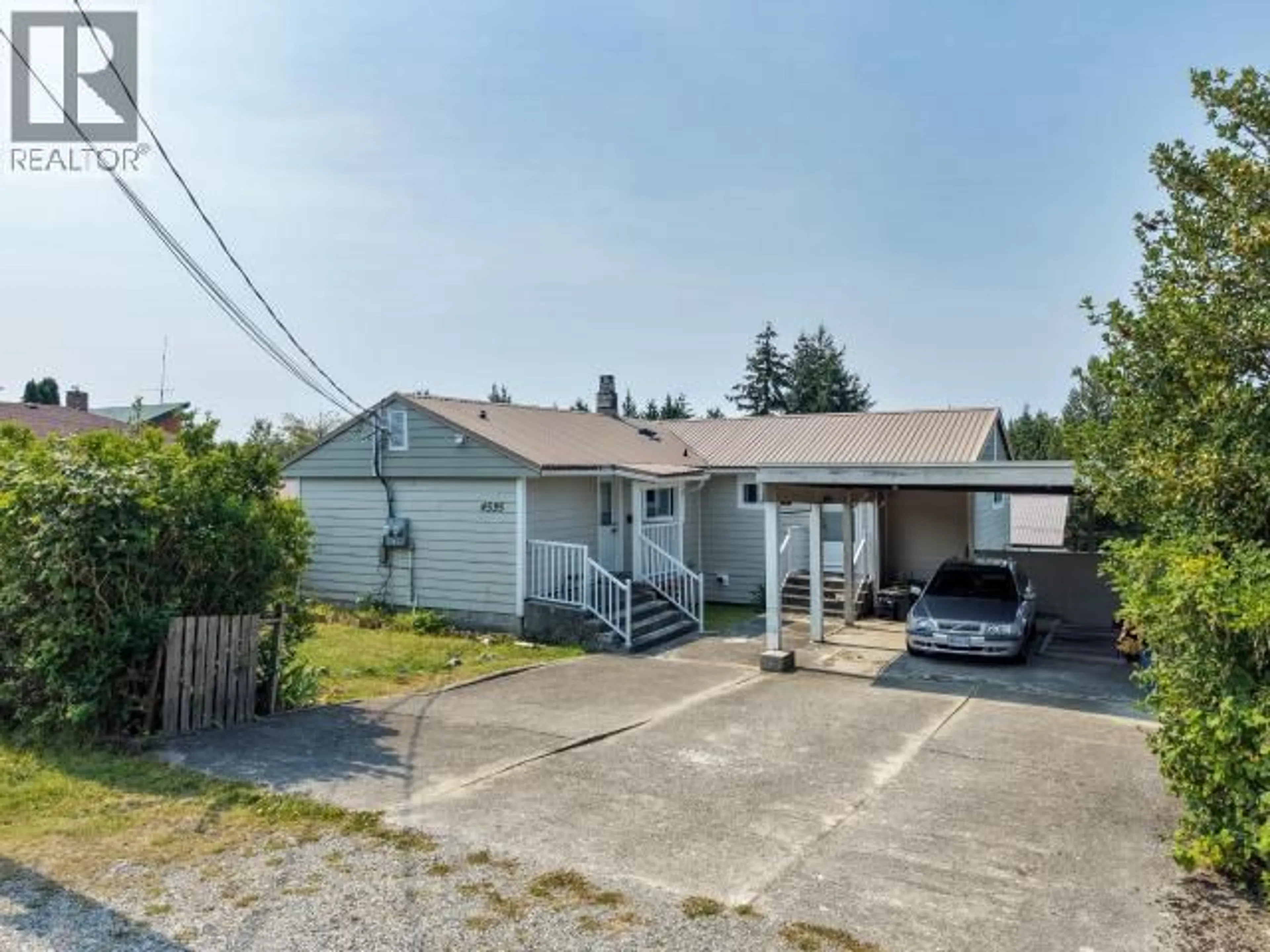 A pic from outside/outdoor area/front of a property/back of a property/a pic from drone, street for 4535 FERNWOOD AVE, Powell River British Columbia