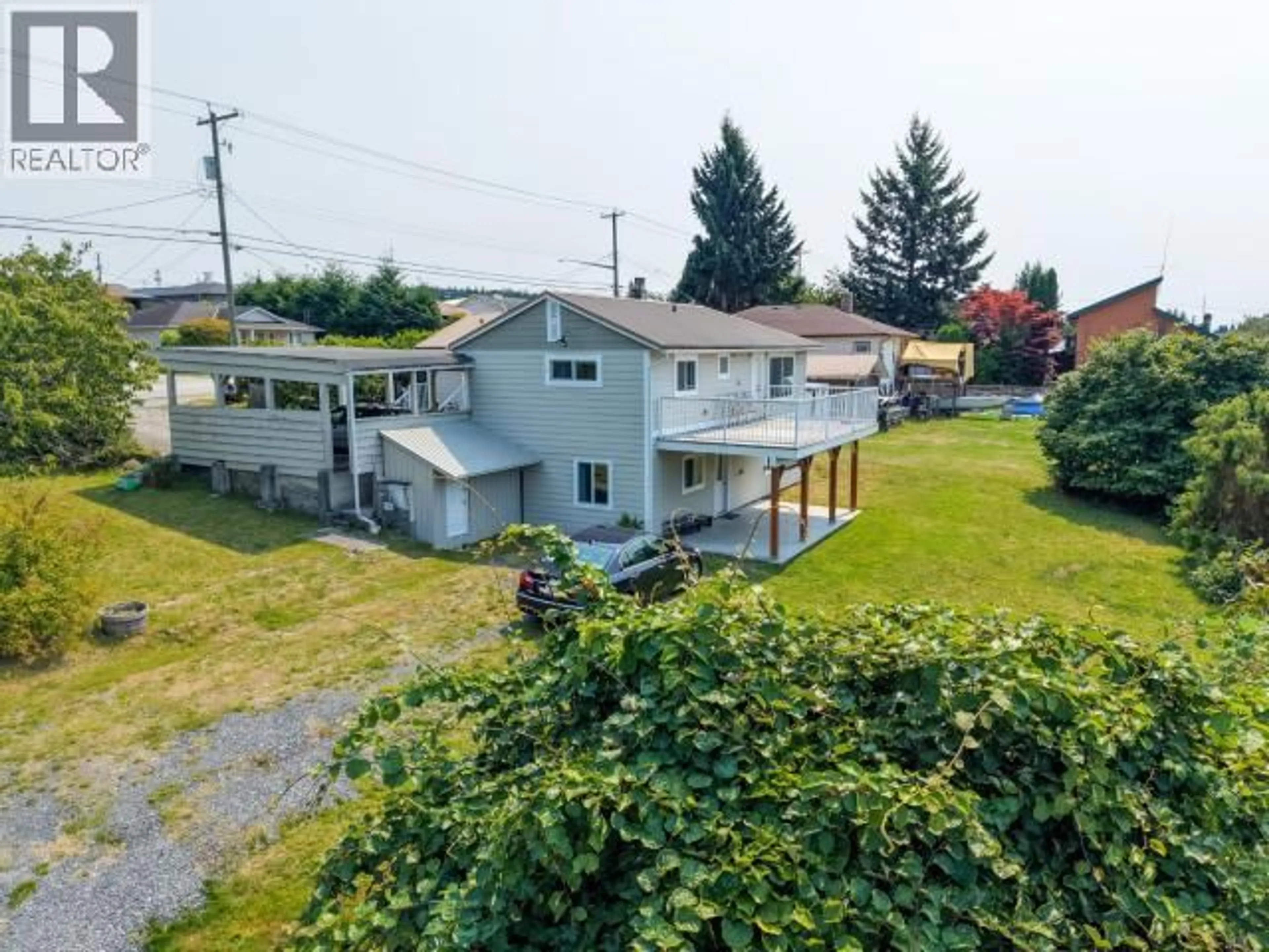 A pic from outside/outdoor area/front of a property/back of a property/a pic from drone, street for 4535 FERNWOOD AVE, Powell River British Columbia
