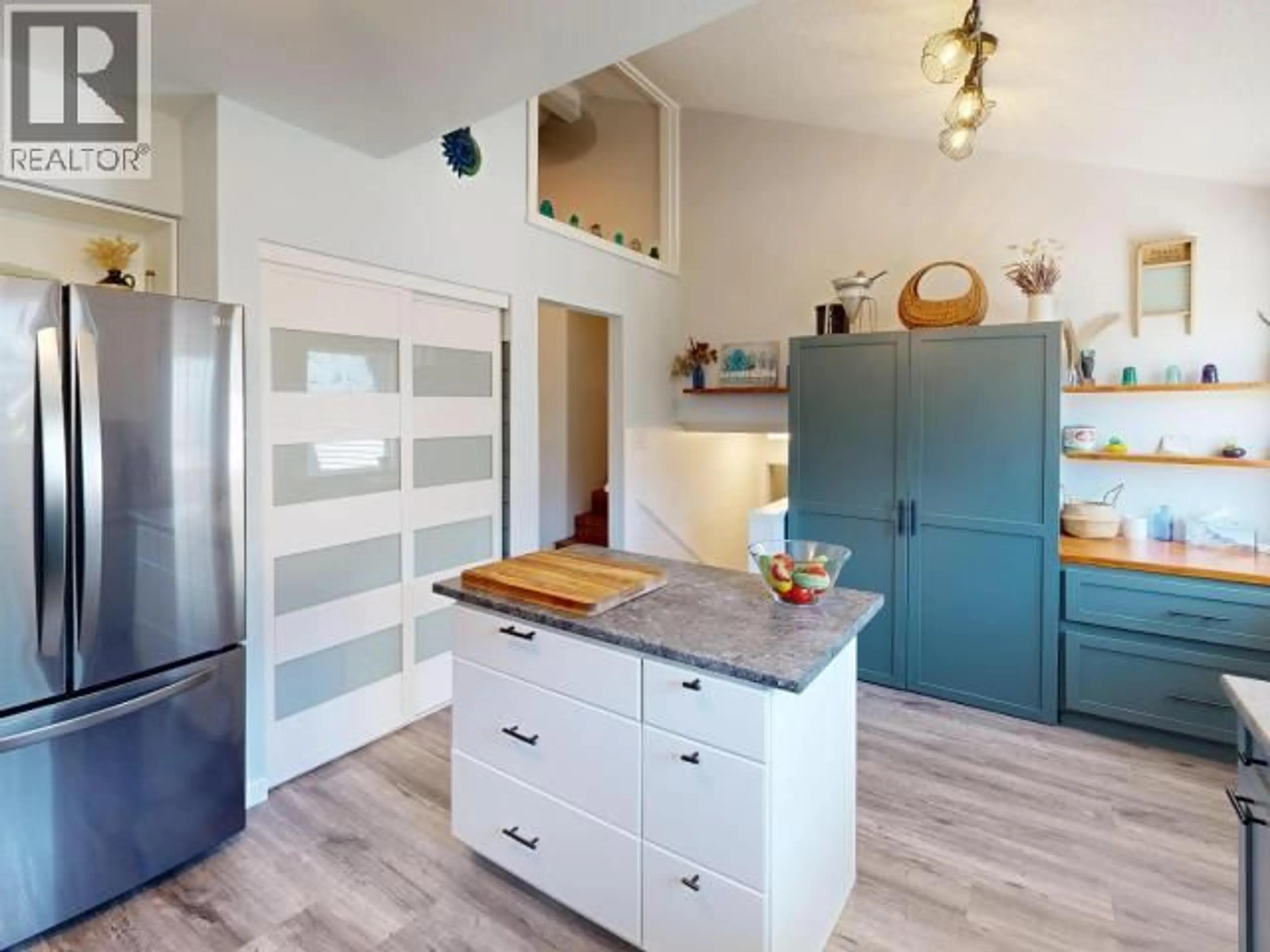 Contemporary kitchen, unknown for 3786 QUADRA AVE, Powell River British Columbia