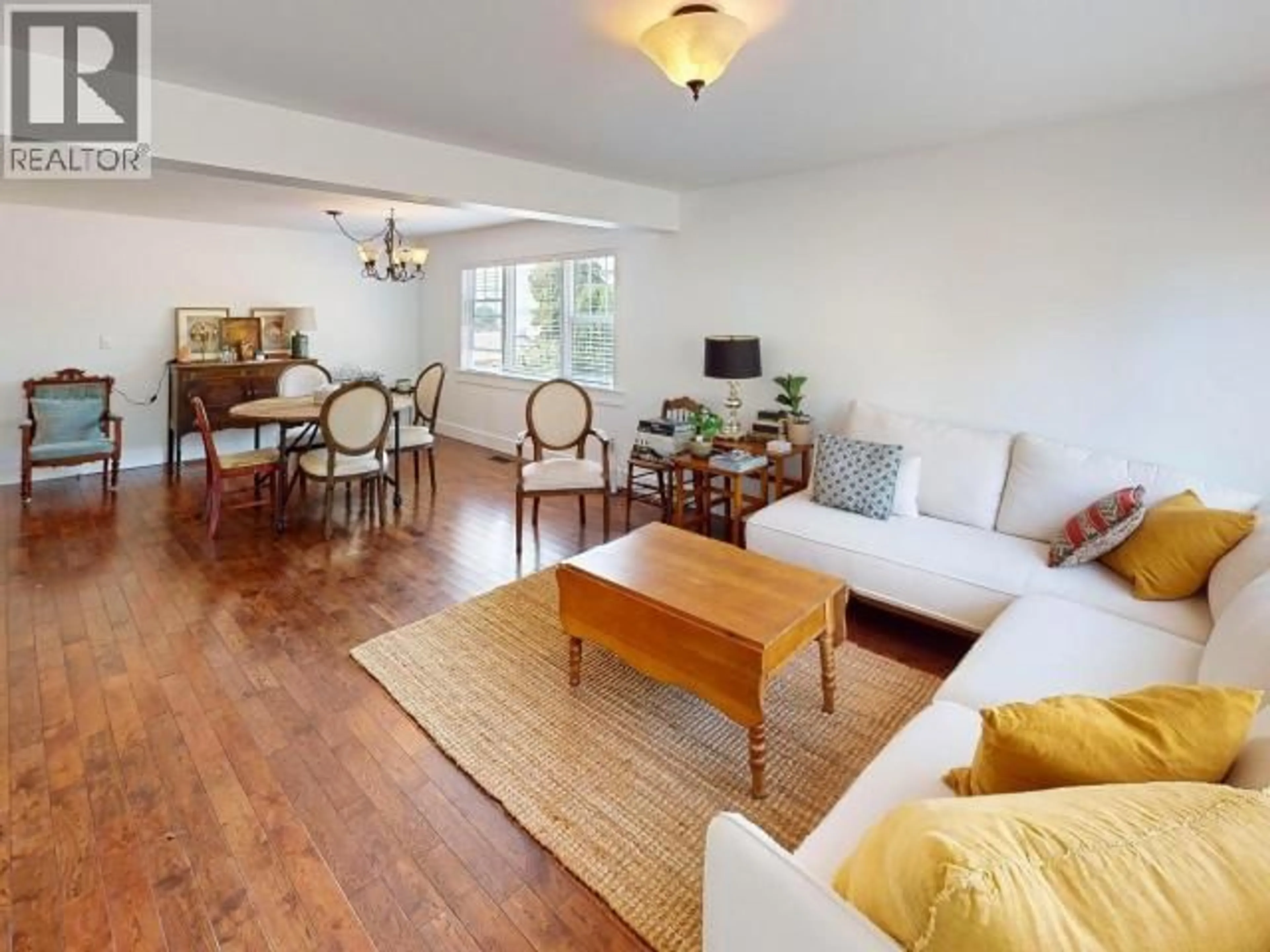Living room with furniture, wood/laminate floor for 4311 WESTVIEW AVE, Powell River British Columbia V8A3J7