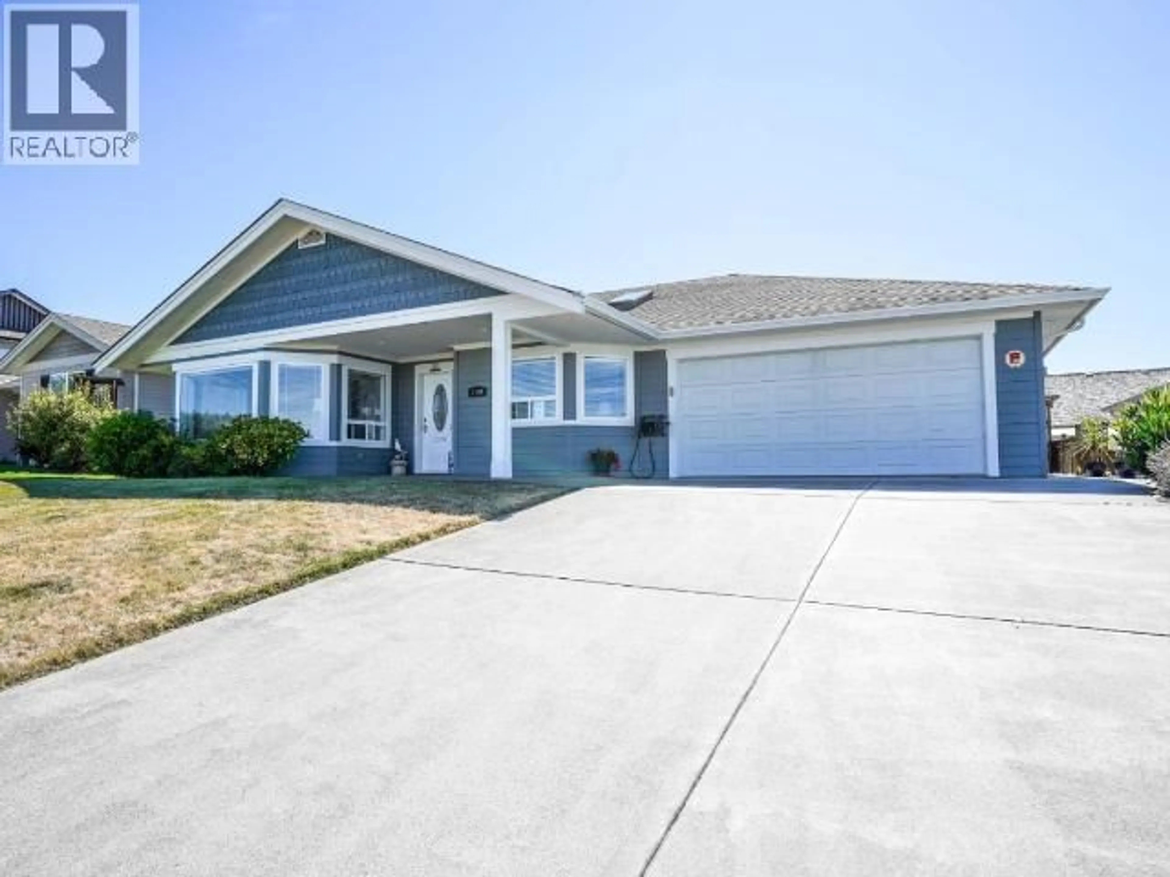 Home with vinyl exterior material, street for 7190 GEORGIA CRES, Powell River British Columbia V8A5T6
