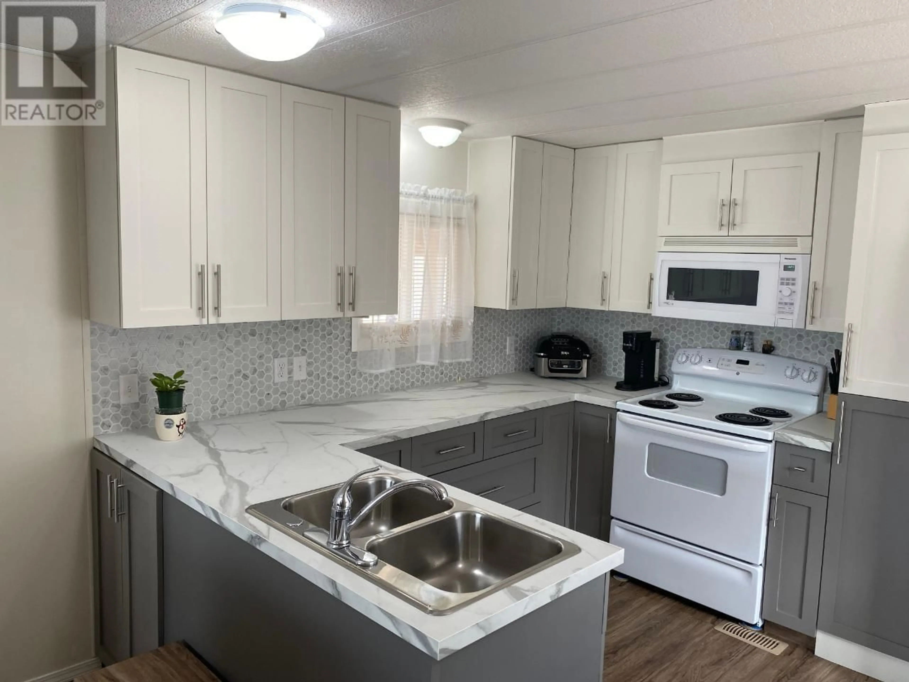 Standard kitchen for 4911 CEDAR Lane Unit# 4, Osoyoos British Columbia V0H1V0