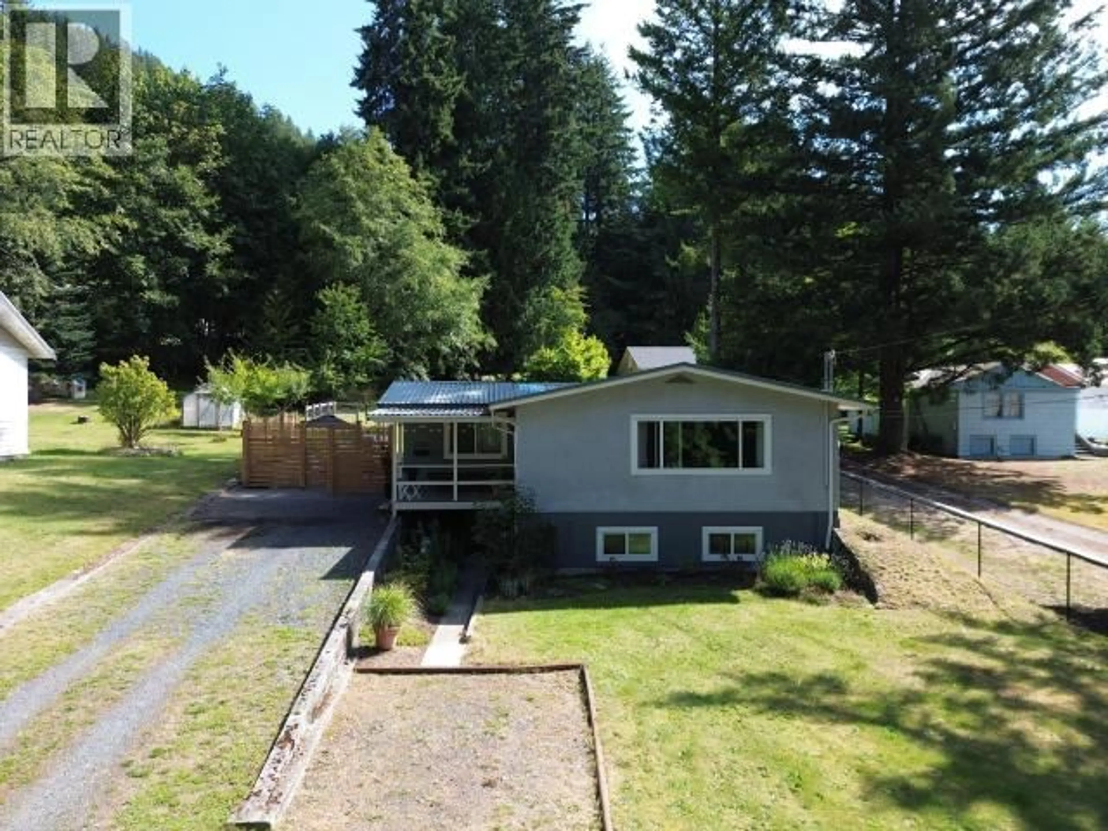 A pic from outside/outdoor area/front of a property/back of a property/a pic from drone, unknown for 5720 ALLEN AVE, Powell River British Columbia V8A4J3