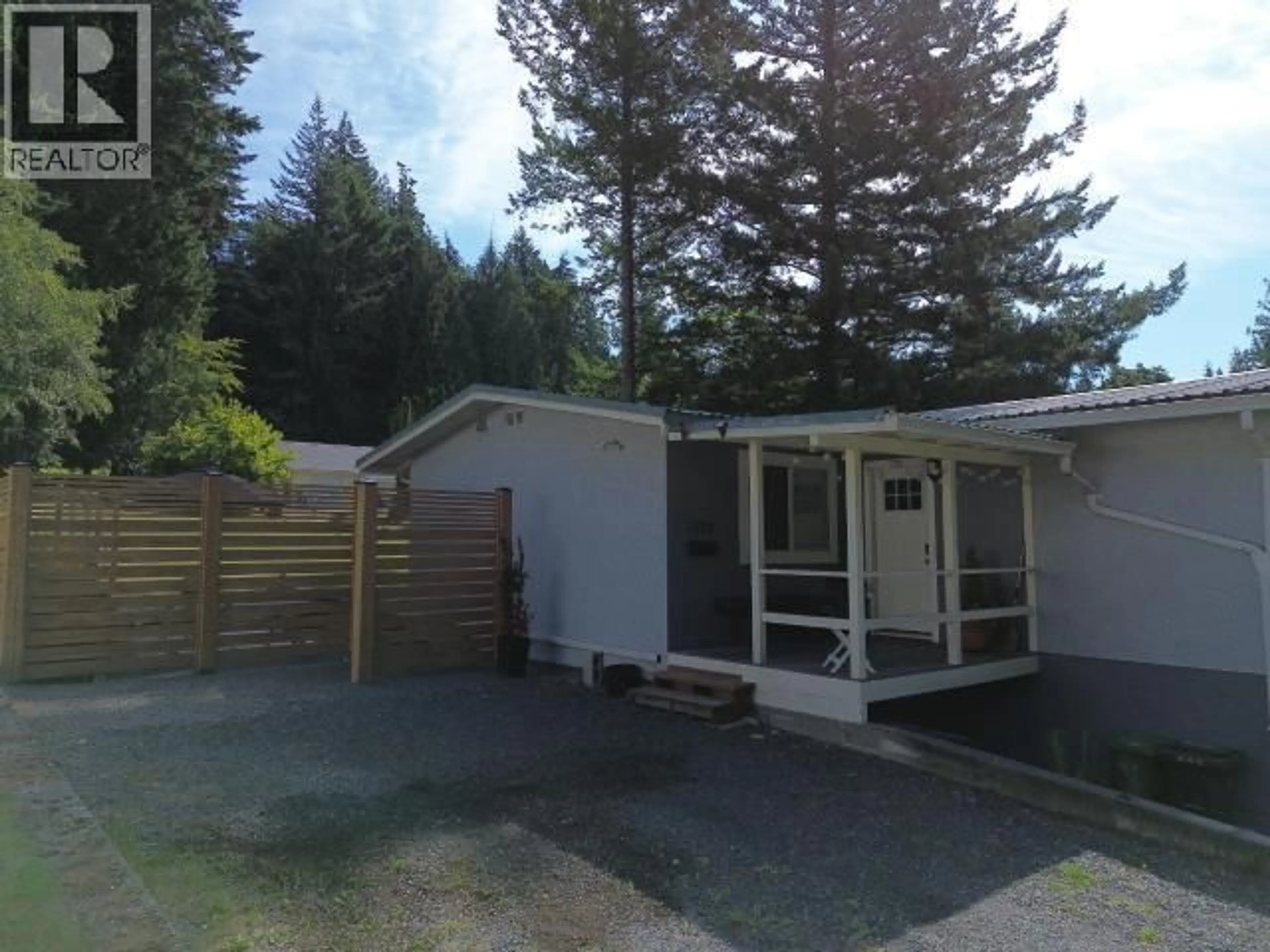 A pic from outside/outdoor area/front of a property/back of a property/a pic from drone, unknown for 5720 ALLEN AVE, Powell River British Columbia V8A4J3