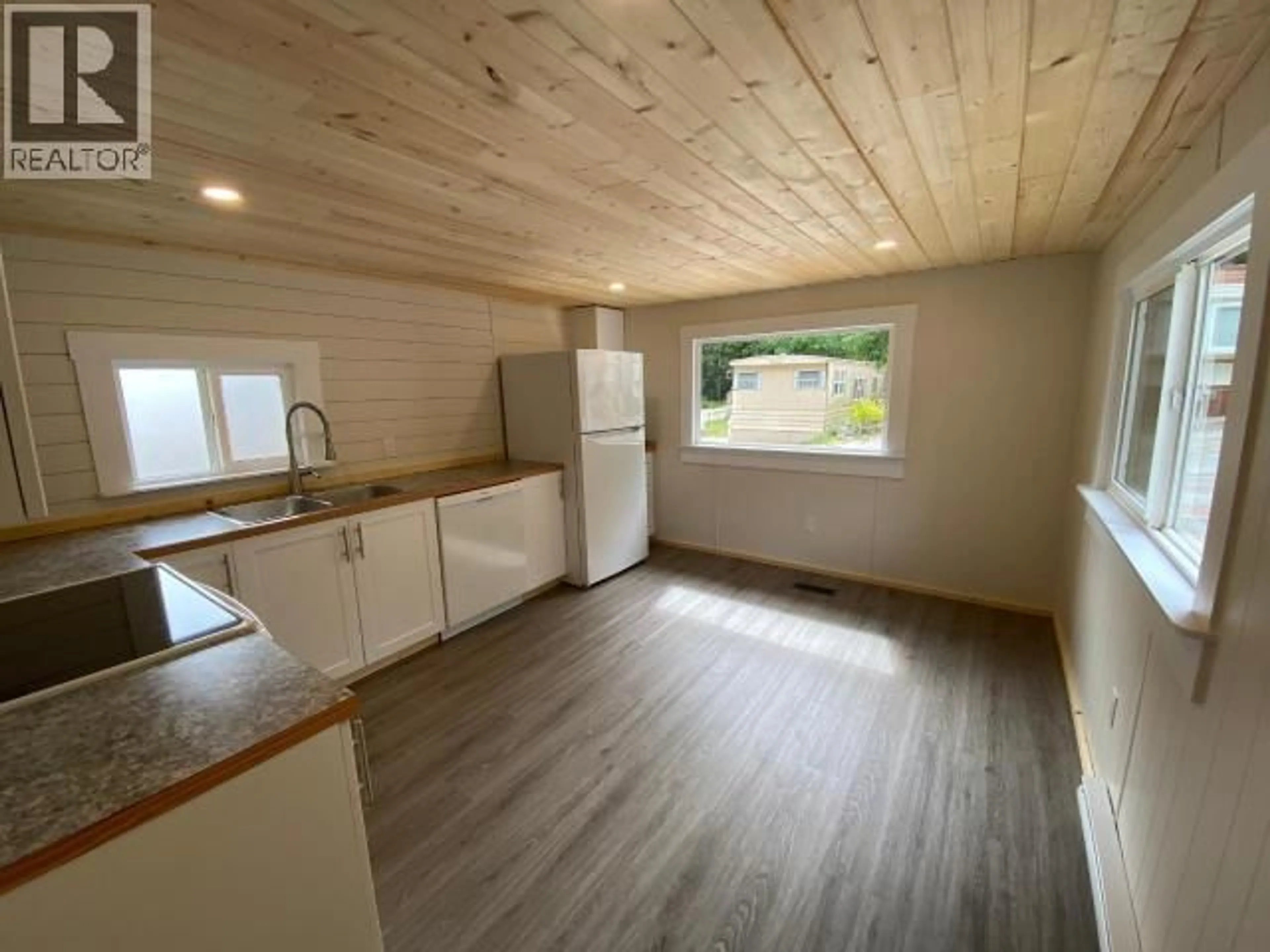 Standard kitchen, wood/laminate floor for 27 - 6263 LUND, Powell River British Columbia V8A4T3