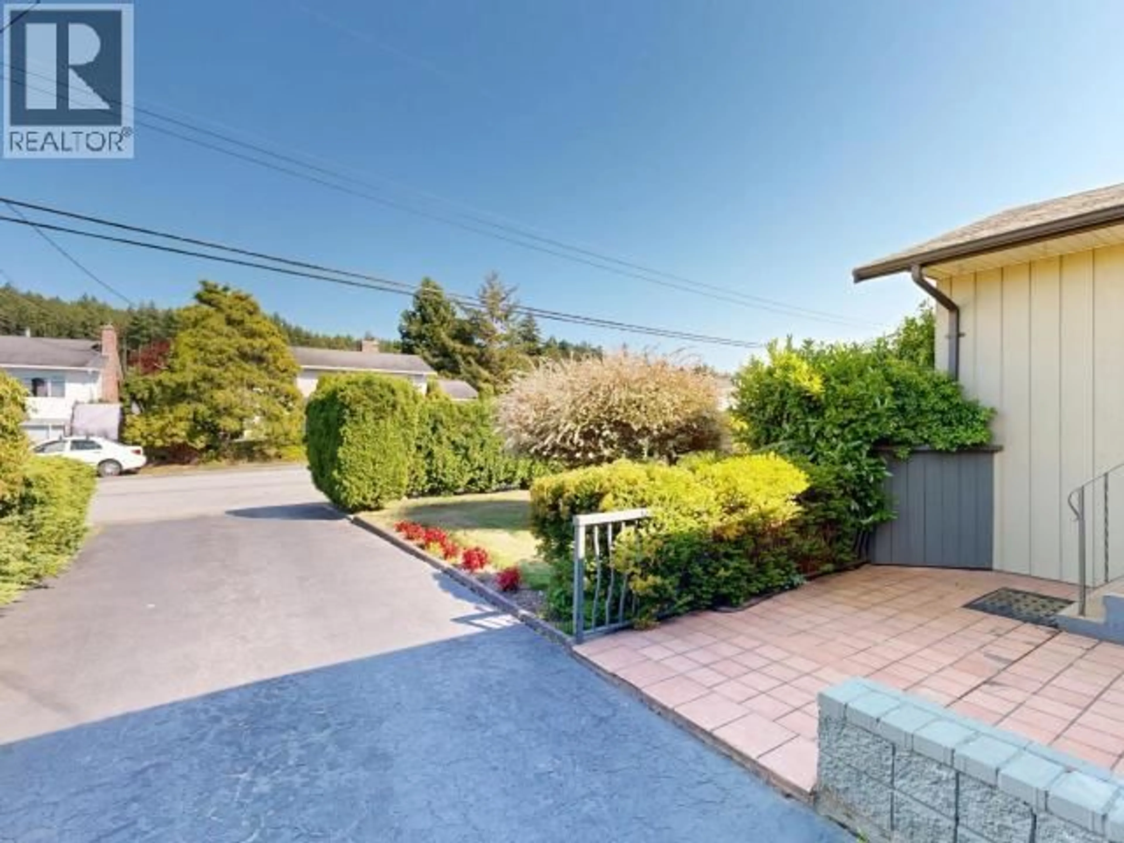 Patio, street for 3763 SELKIRK AVE, Powell River British Columbia V8A3C2