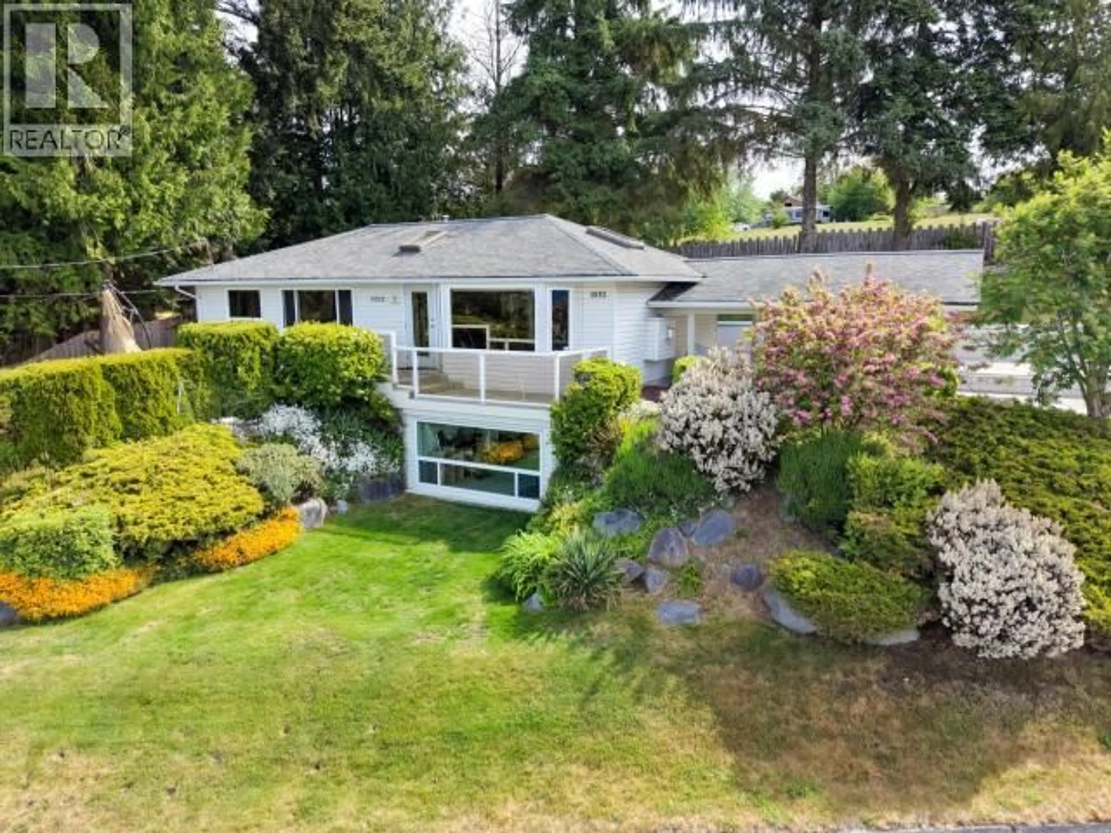 A pic from outside/outdoor area/front of a property/back of a property/a pic from drone, unknown for 4092 WESTVIEW AVE, Powell River British Columbia