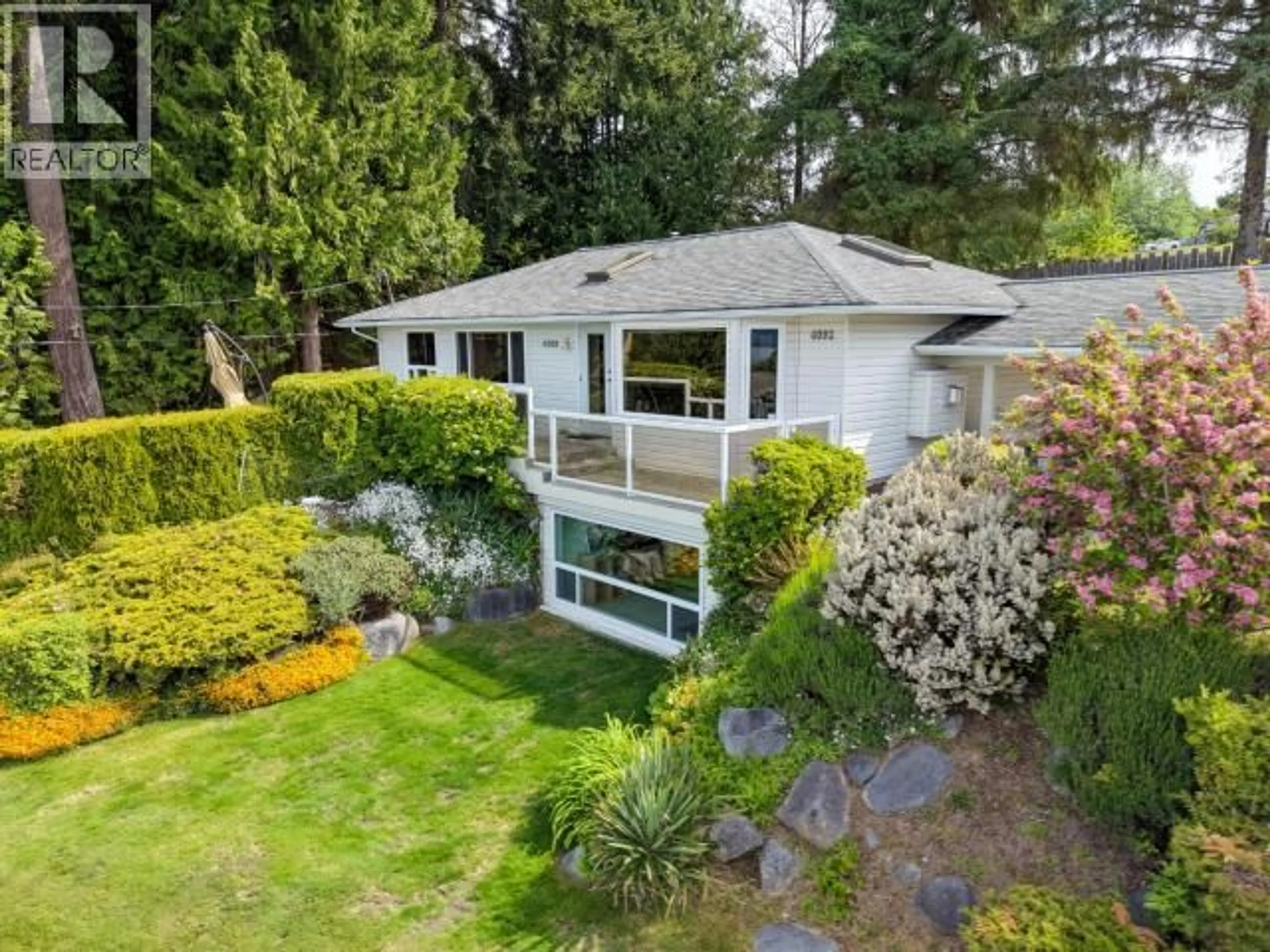 A pic from outside/outdoor area/front of a property/back of a property/a pic from drone, street for 4092 WESTVIEW AVE, Powell River British Columbia