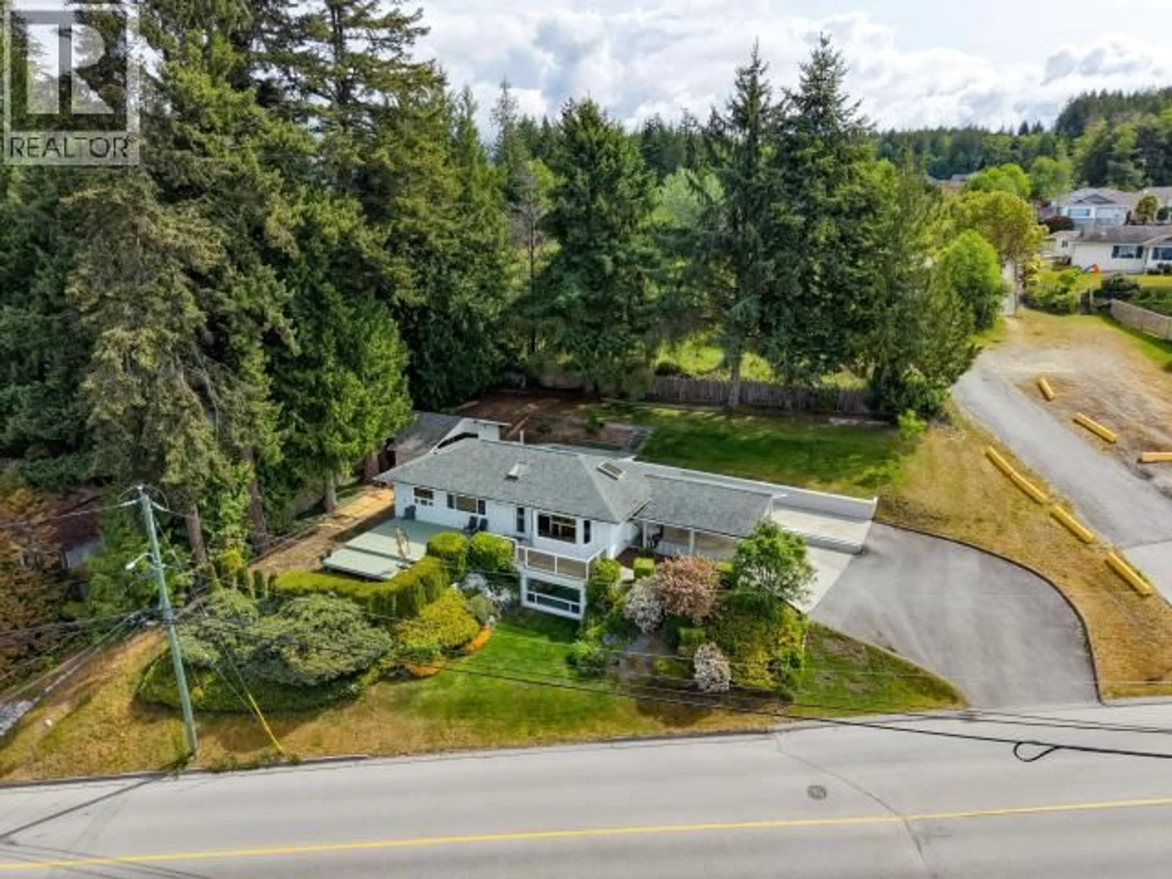 A pic from outside/outdoor area/front of a property/back of a property/a pic from drone, street for 4092 WESTVIEW AVE, Powell River British Columbia