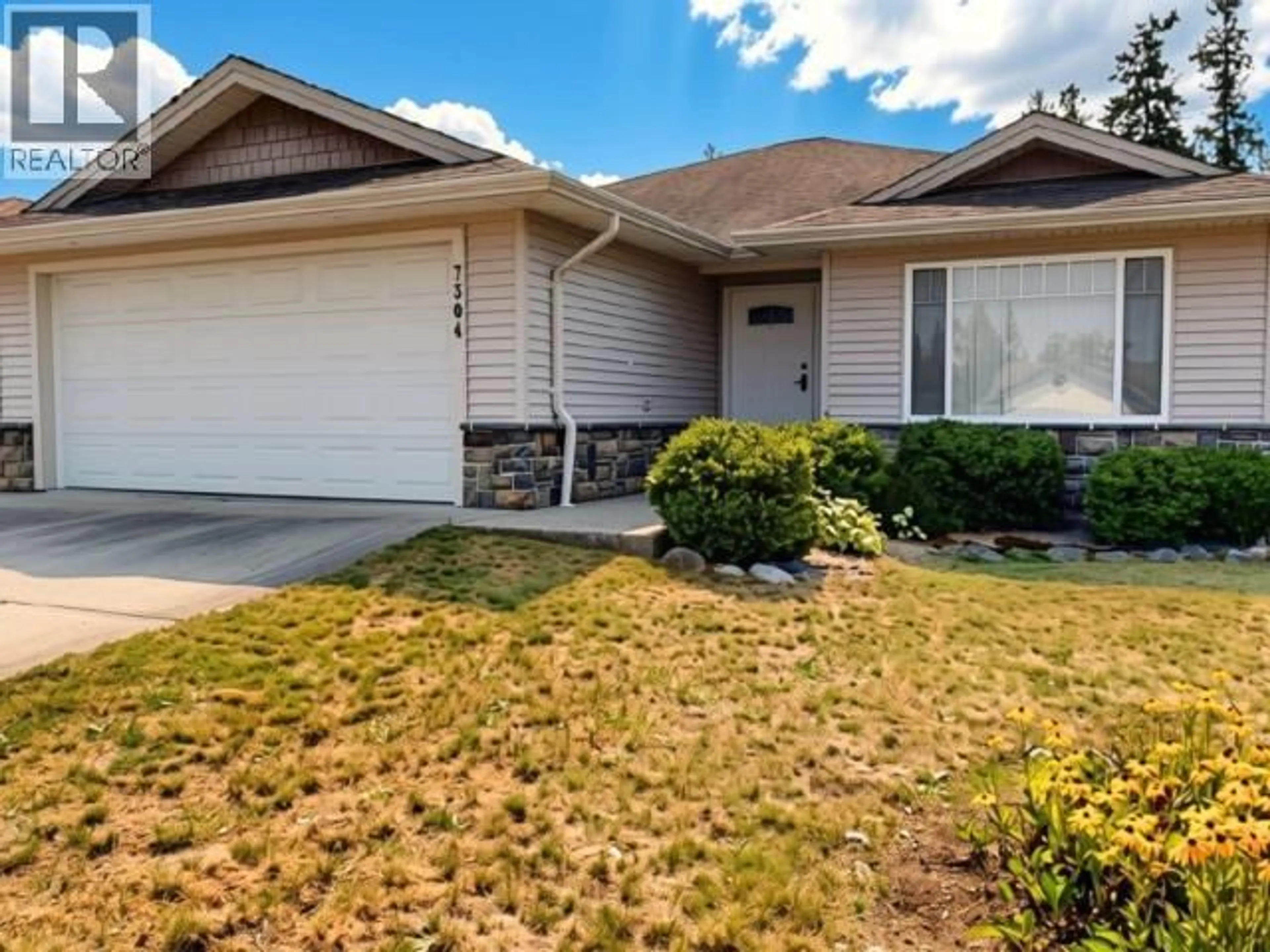 Home with vinyl exterior material, street for 7304 GLACIER STREET, Powell River British Columbia