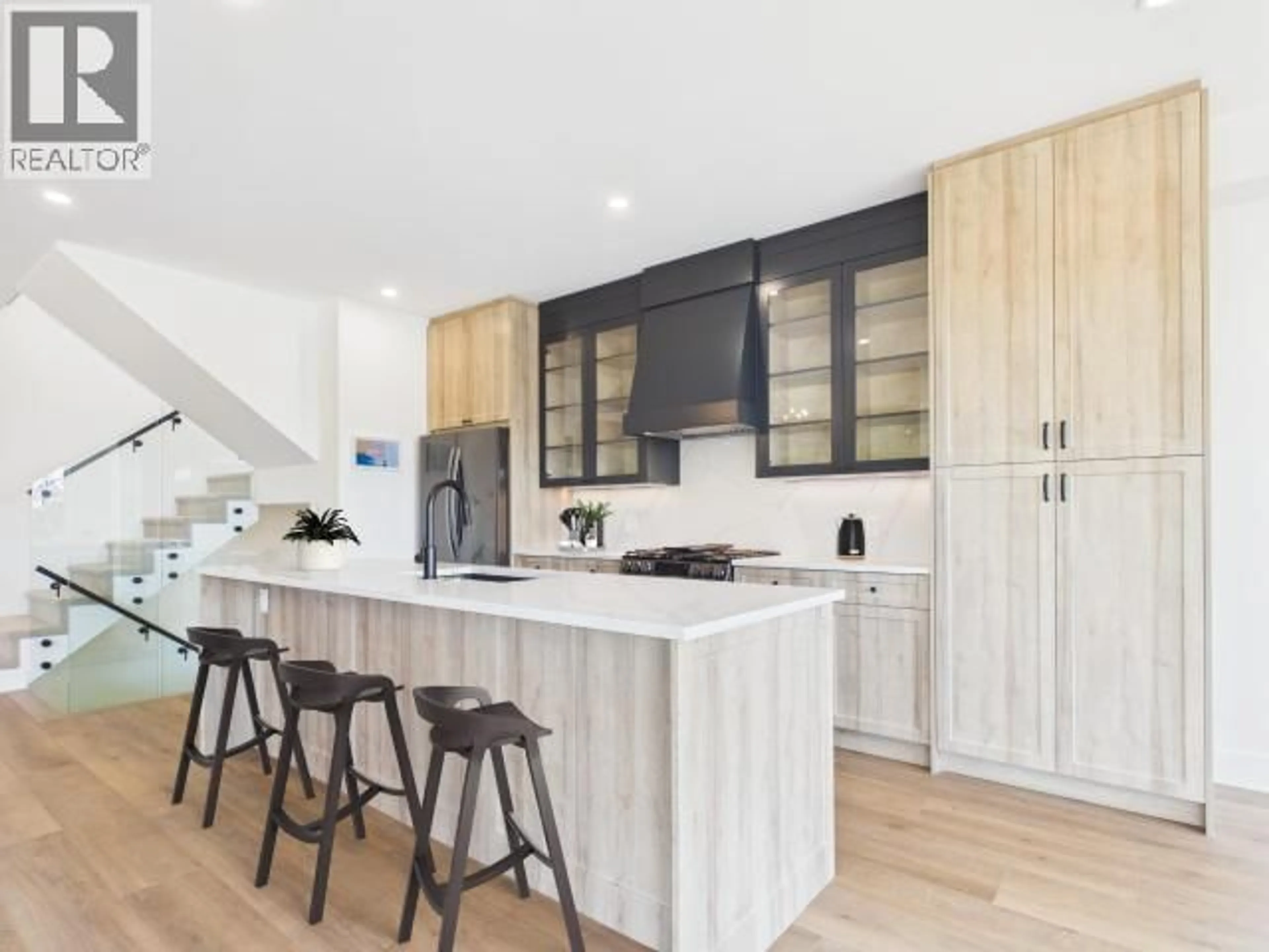 Contemporary kitchen, unknown for 4839 LESLEY CRES, Powell River British Columbia V8A5P6
