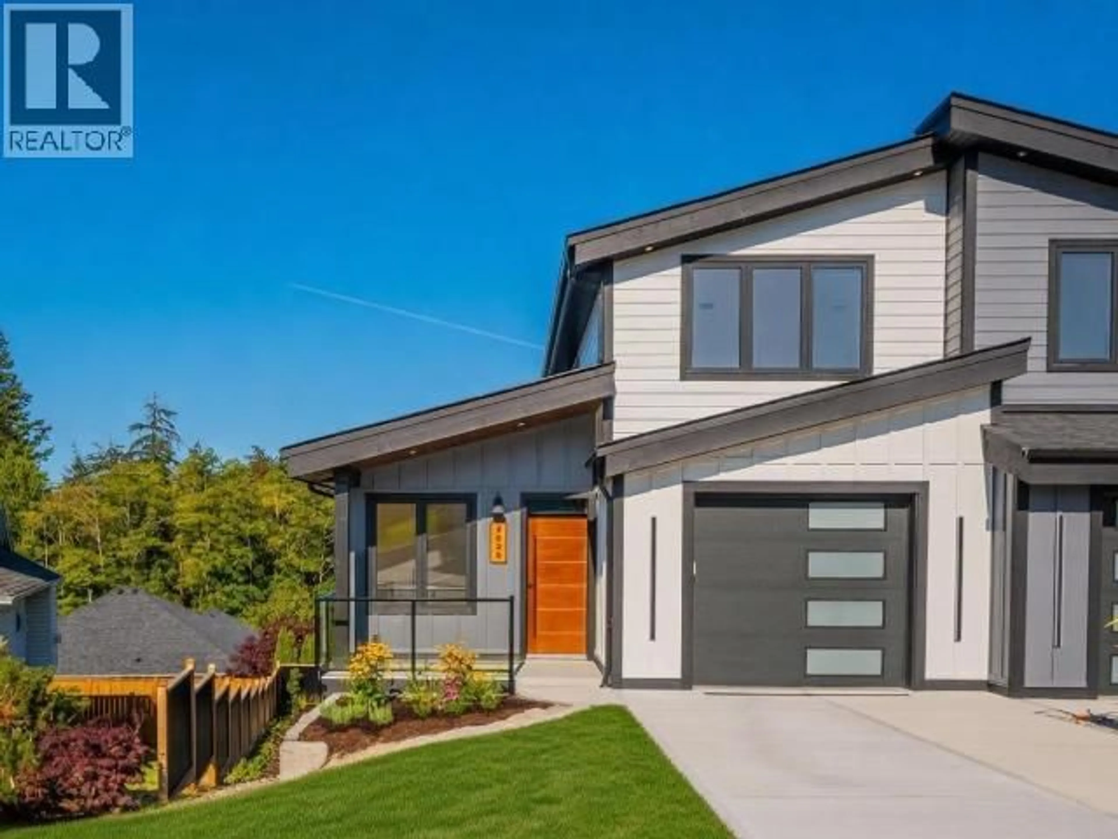 Home with vinyl exterior material, street for 4835 LESLEY CRES, Powell River British Columbia V8A5P6