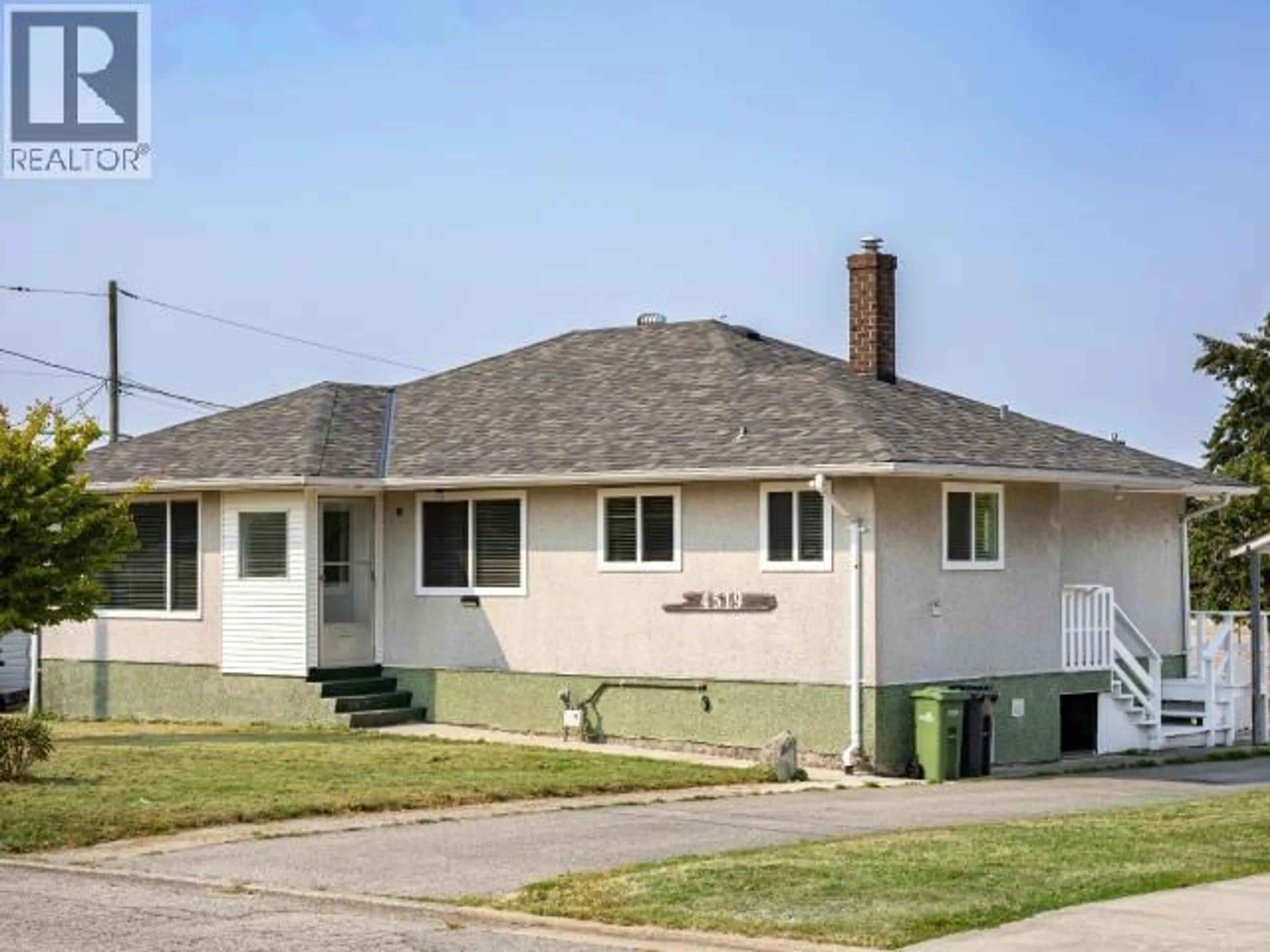 Home with vinyl exterior material, building for 4519 MICHIGAN AVE, Powell River British Columbia V8A2S6