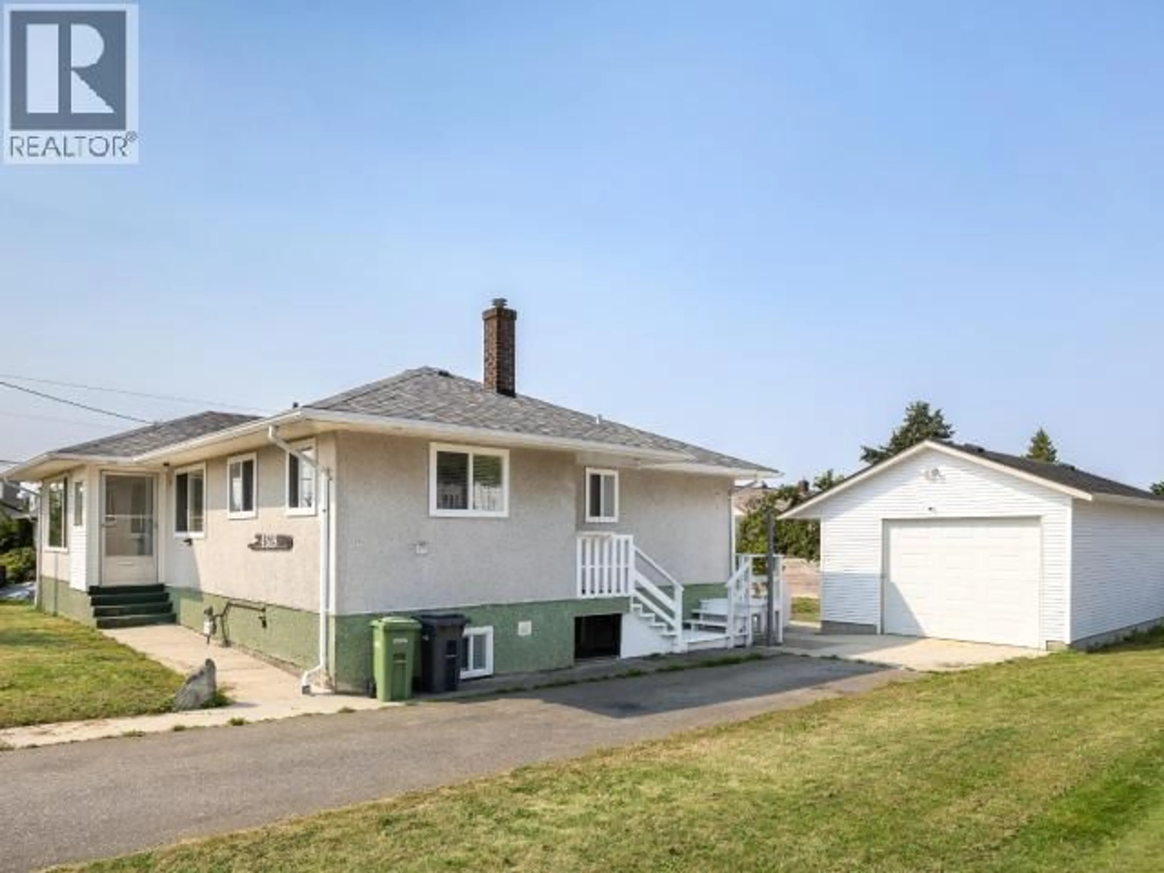 Home with vinyl exterior material, street for 4519 MICHIGAN AVE, Powell River British Columbia V8A2S6