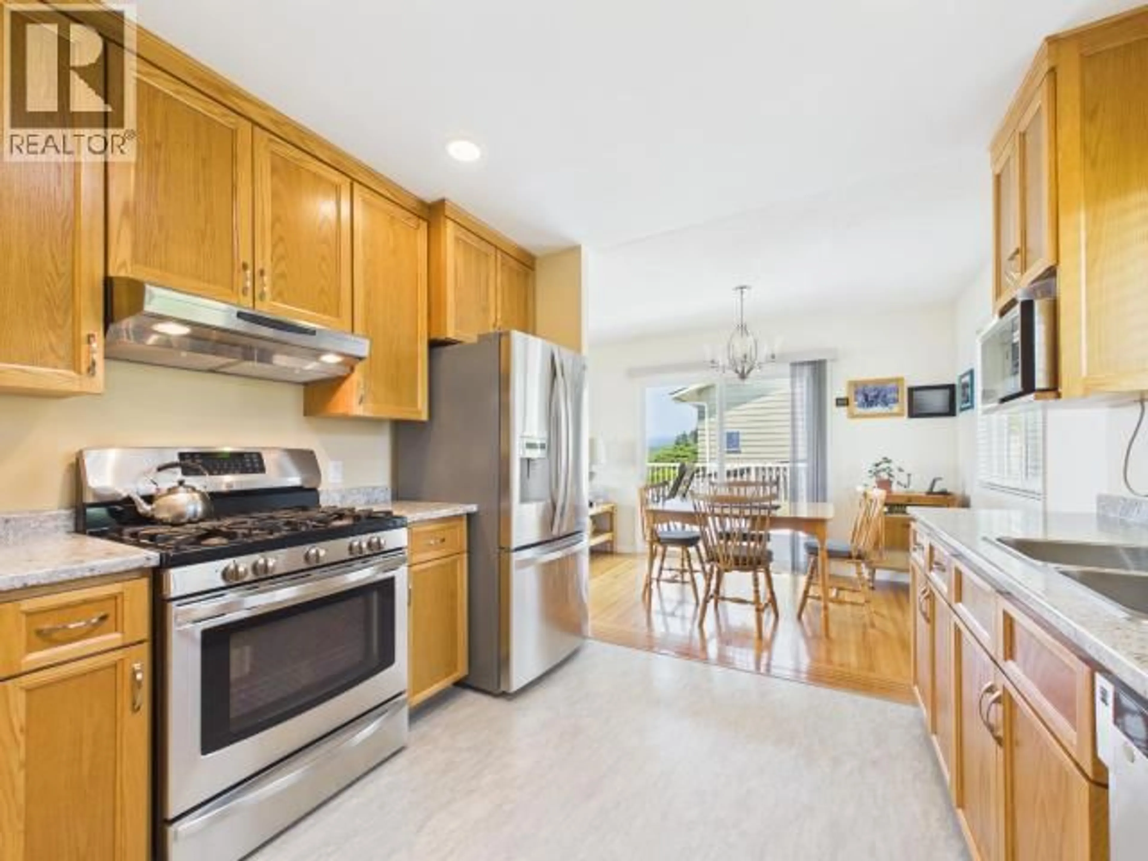 Open concept kitchen, ceramic/tile floor for 3848 GORDON AVE, Powell River British Columbia V8A2T5