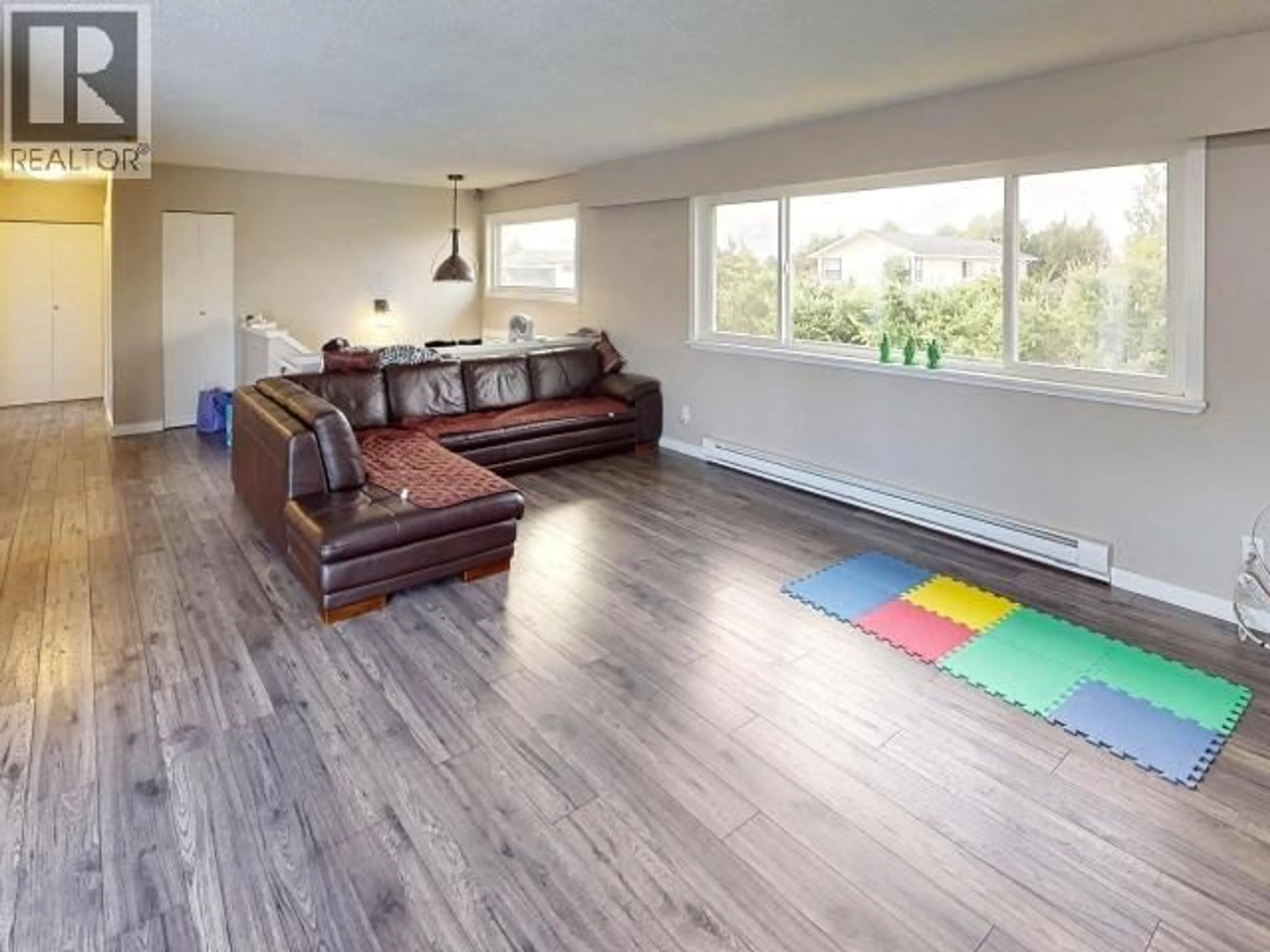 Living room with furniture, wood/laminate floor for 4922 SASKATCHEWAN AVE, Powell River British Columbia V8A3G4