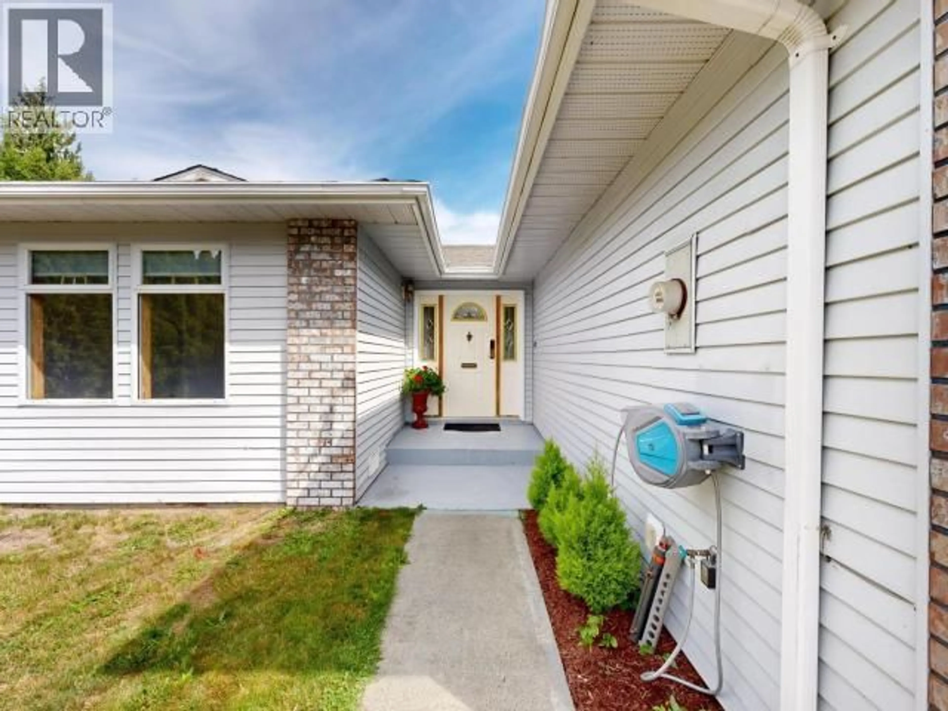 Home with vinyl exterior material, street for 4706 ONTARIO AVE, Powell River British Columbia