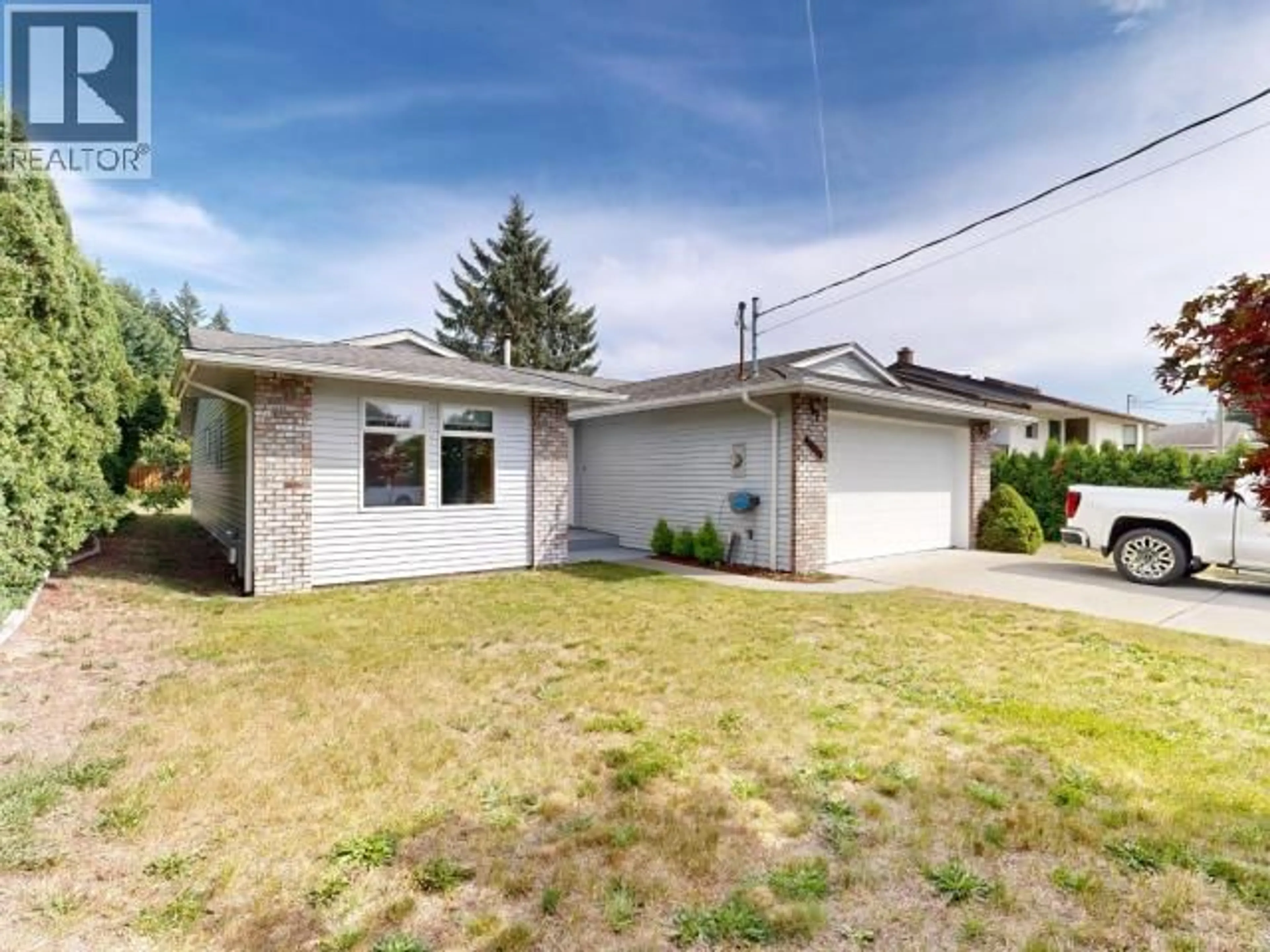 Home with vinyl exterior material, street for 4706 ONTARIO AVE, Powell River British Columbia