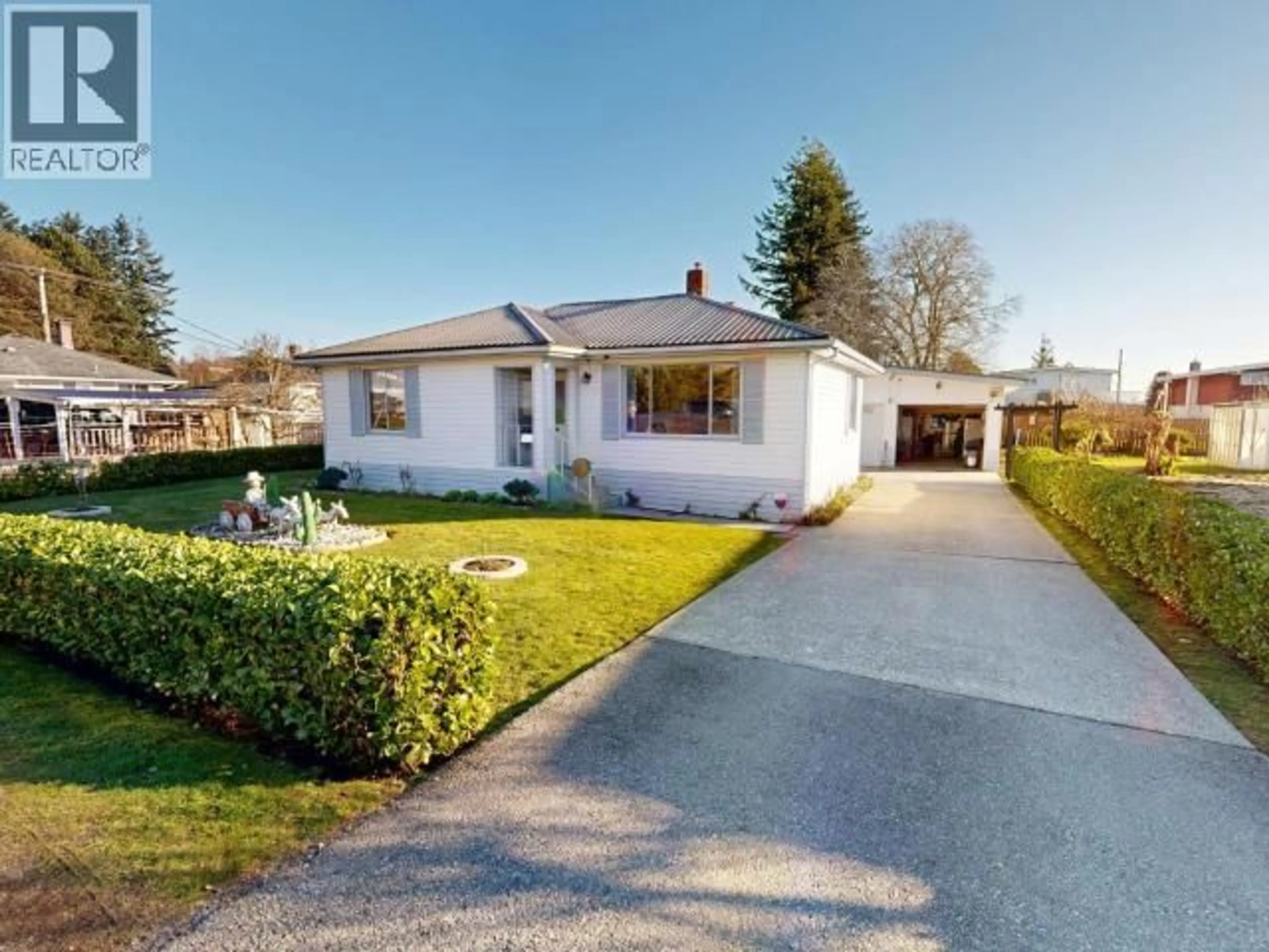 A pic from outside/outdoor area/front of a property/back of a property/a pic from drone, street for 6978 BUTEDALE STREET, Powell River British Columbia