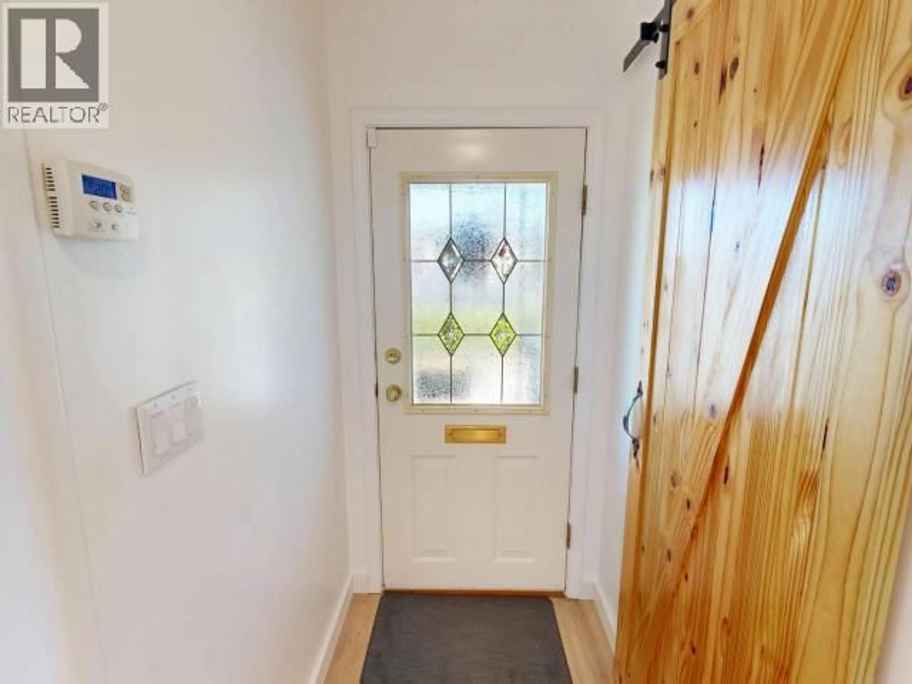Indoor entryway for 6978 BUTEDALE STREET, Powell River British Columbia