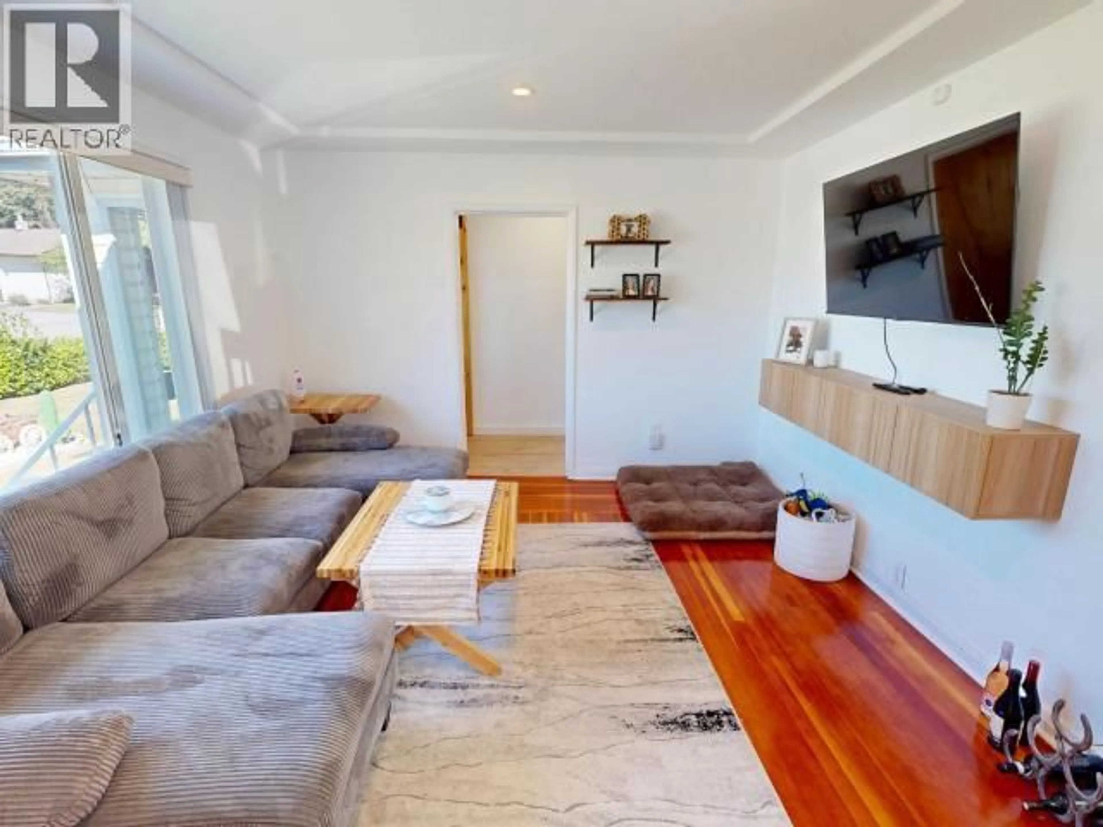 Living room with furniture, wood/laminate floor for 6978 BUTEDALE STREET, Powell River British Columbia