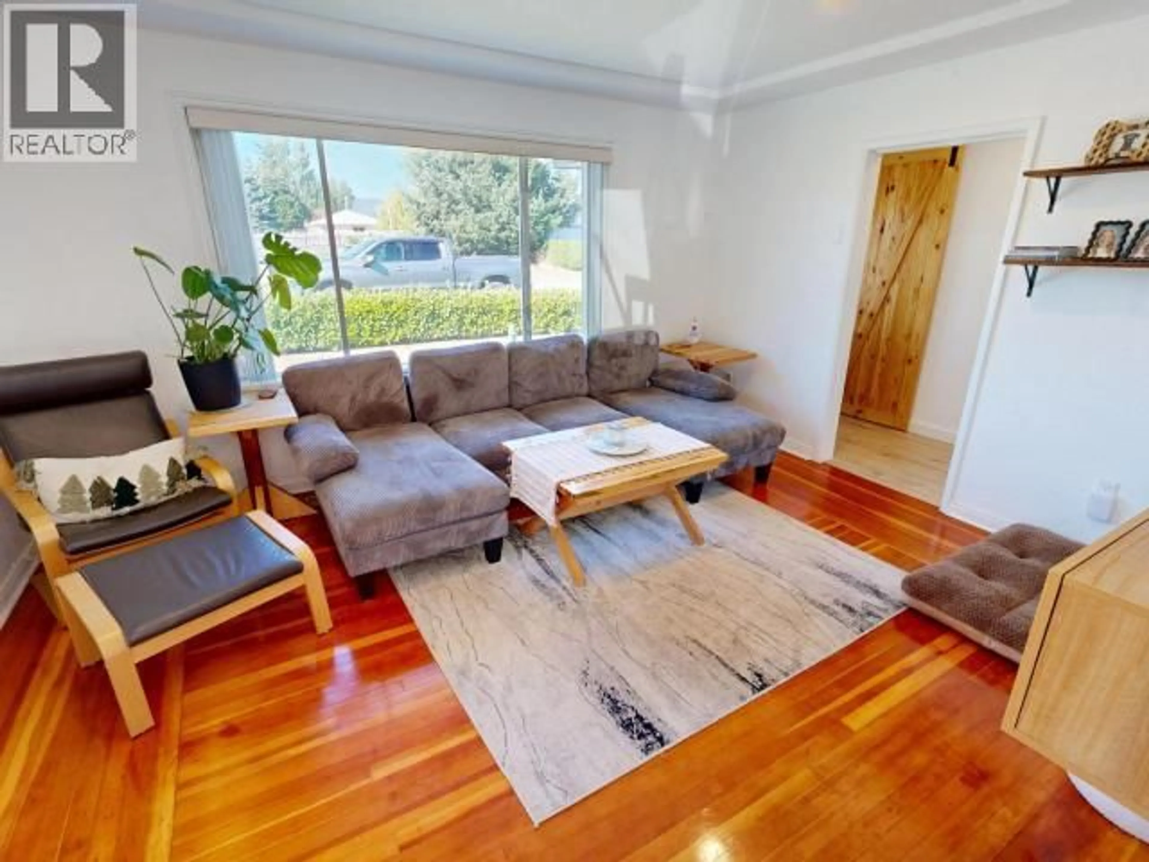 Living room with furniture, wood/laminate floor for 6978 BUTEDALE STREET, Powell River British Columbia