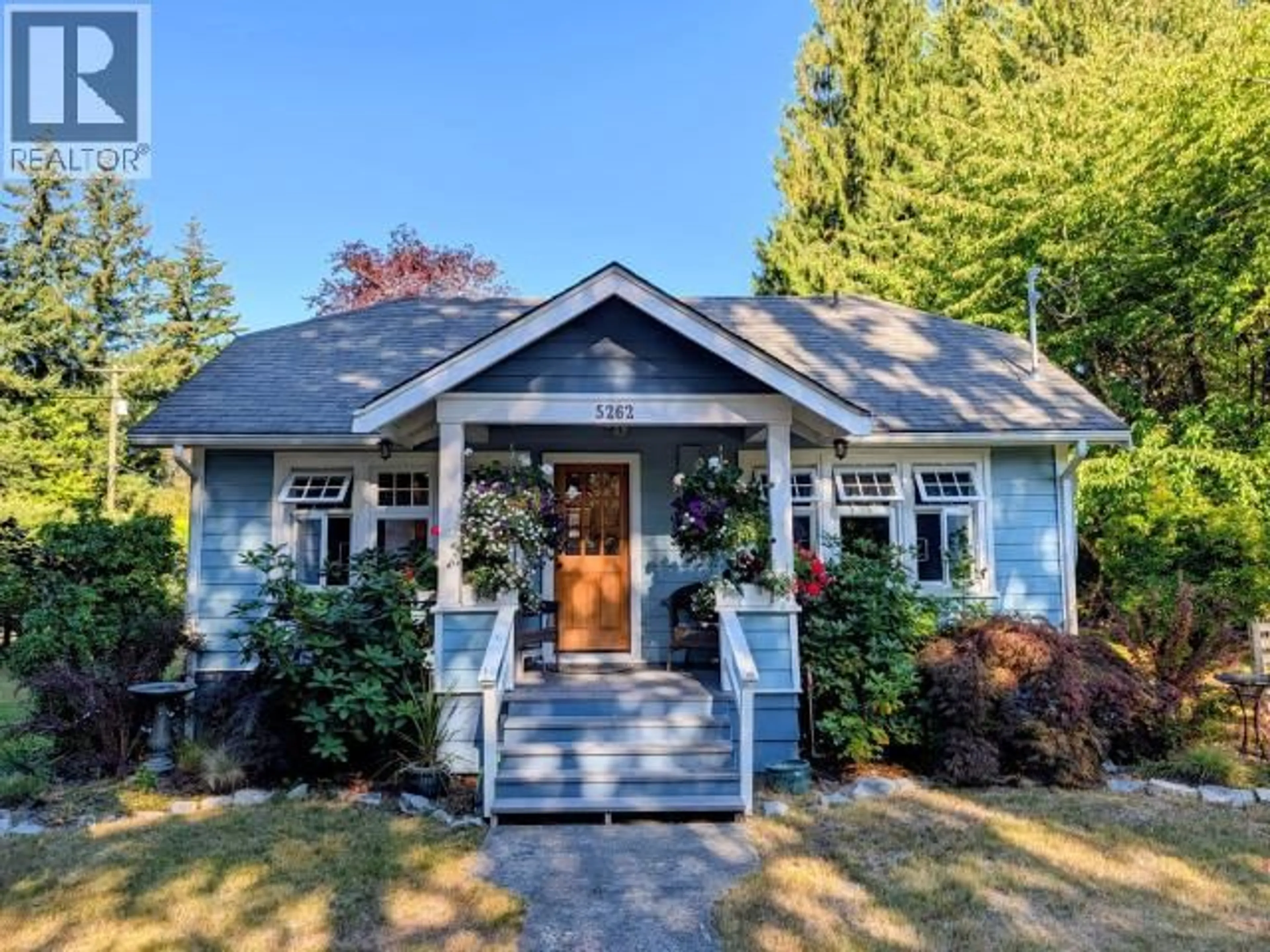 Home with vinyl exterior material, street for 5262 MANSON AVE, Powell River British Columbia V8A3P1