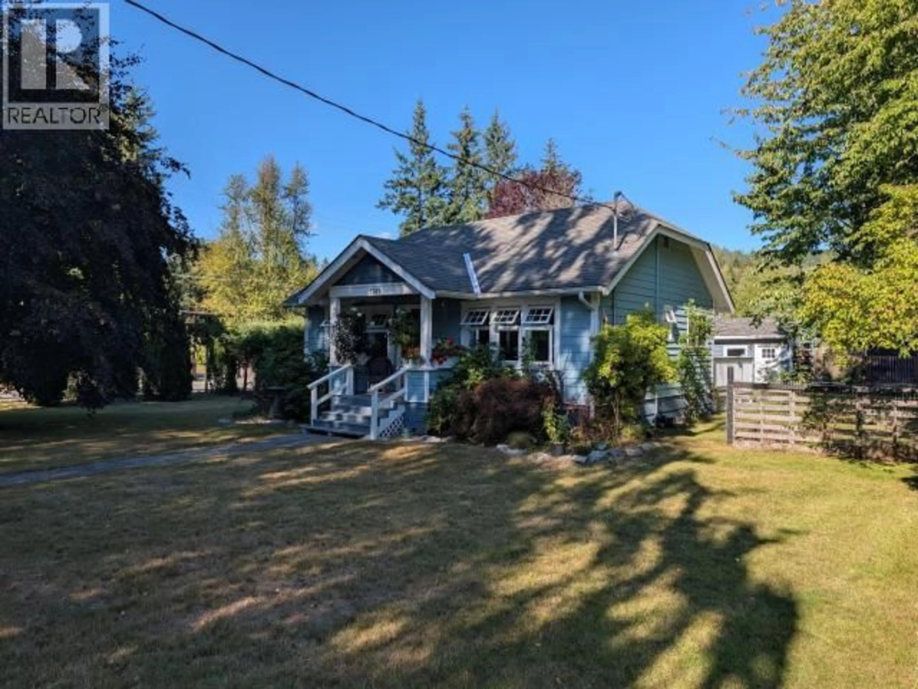 A pic from outside/outdoor area/front of a property/back of a property/a pic from drone, street for 5262 MANSON AVE, Powell River British Columbia V8A3P1