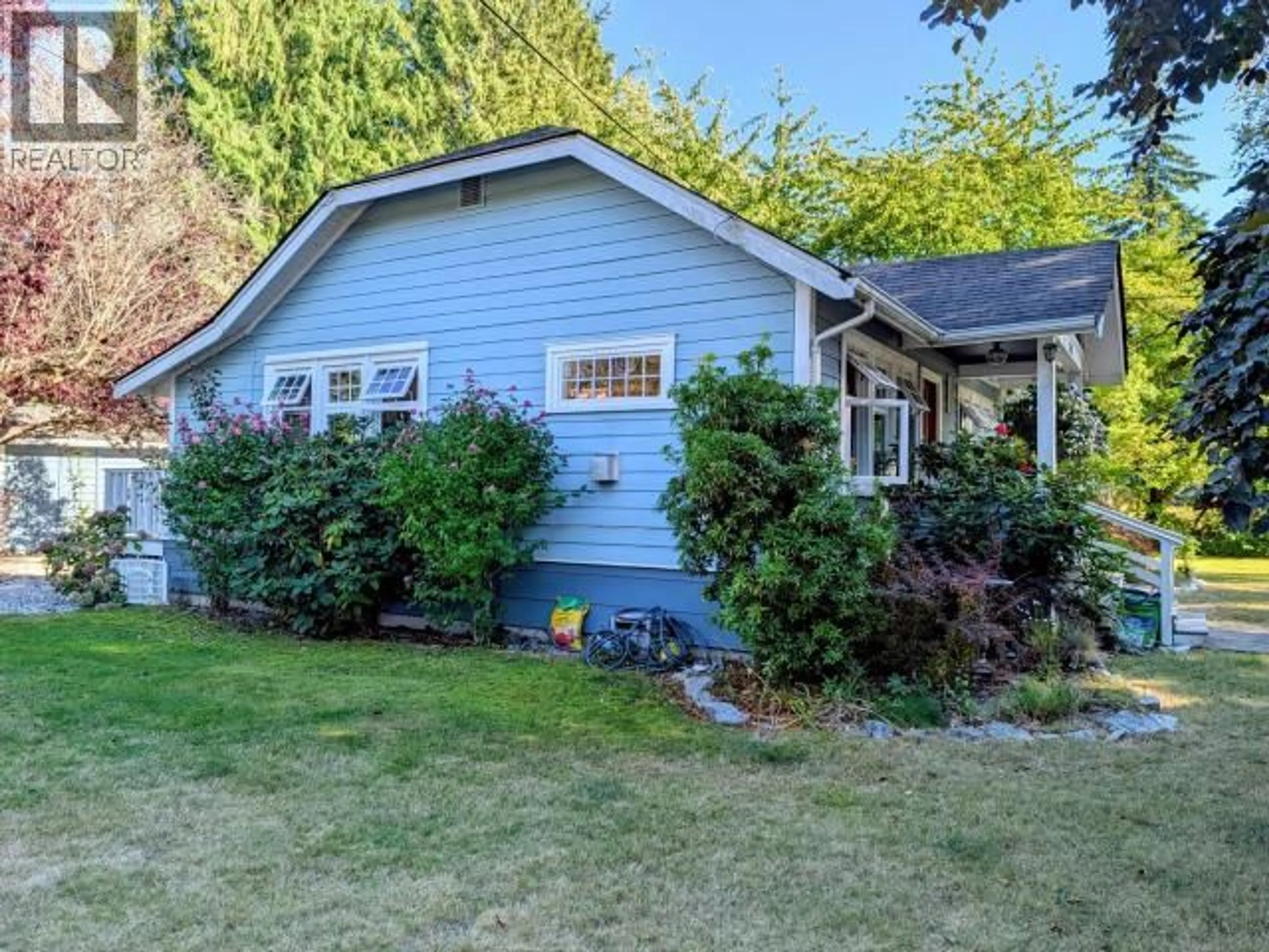 Home with vinyl exterior material, street for 5262 MANSON AVE, Powell River British Columbia V8A3P1