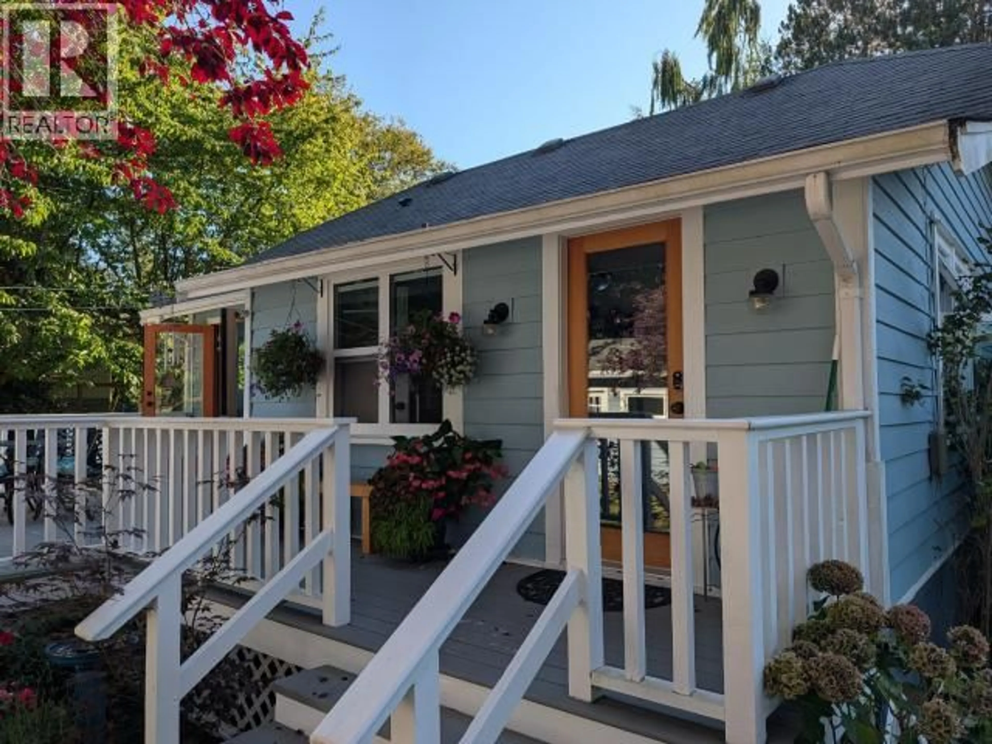 Home with vinyl exterior material, street for 5262 MANSON AVE, Powell River British Columbia V8A3P1