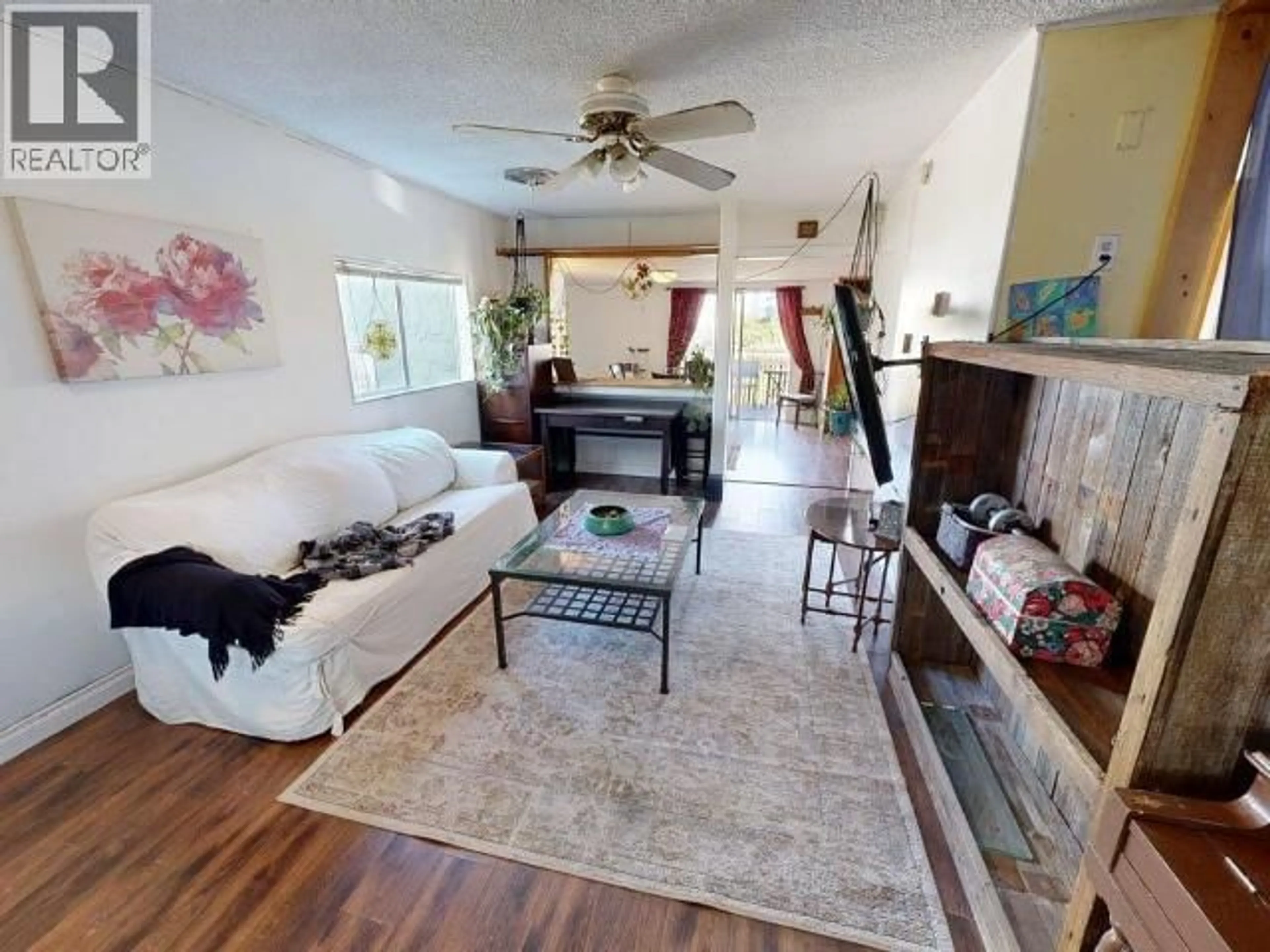 Living room with furniture, unknown for 4474 JOYCE AVE, Powell River British Columbia V8A3A6