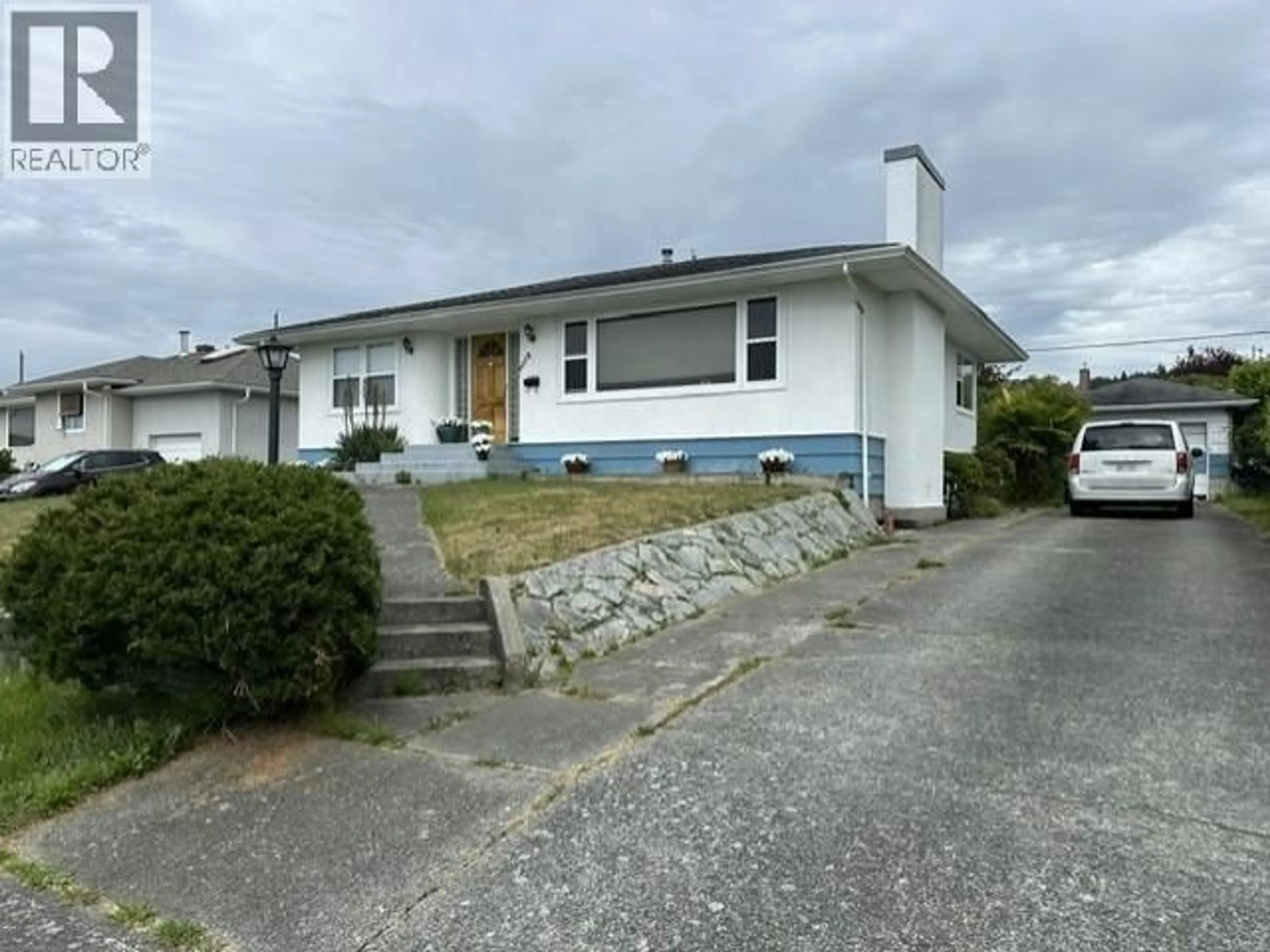 A pic from outside/outdoor area/front of a property/back of a property/a pic from drone, street for 4038 WHALEN AVE, Powell River British Columbia V8A2T7