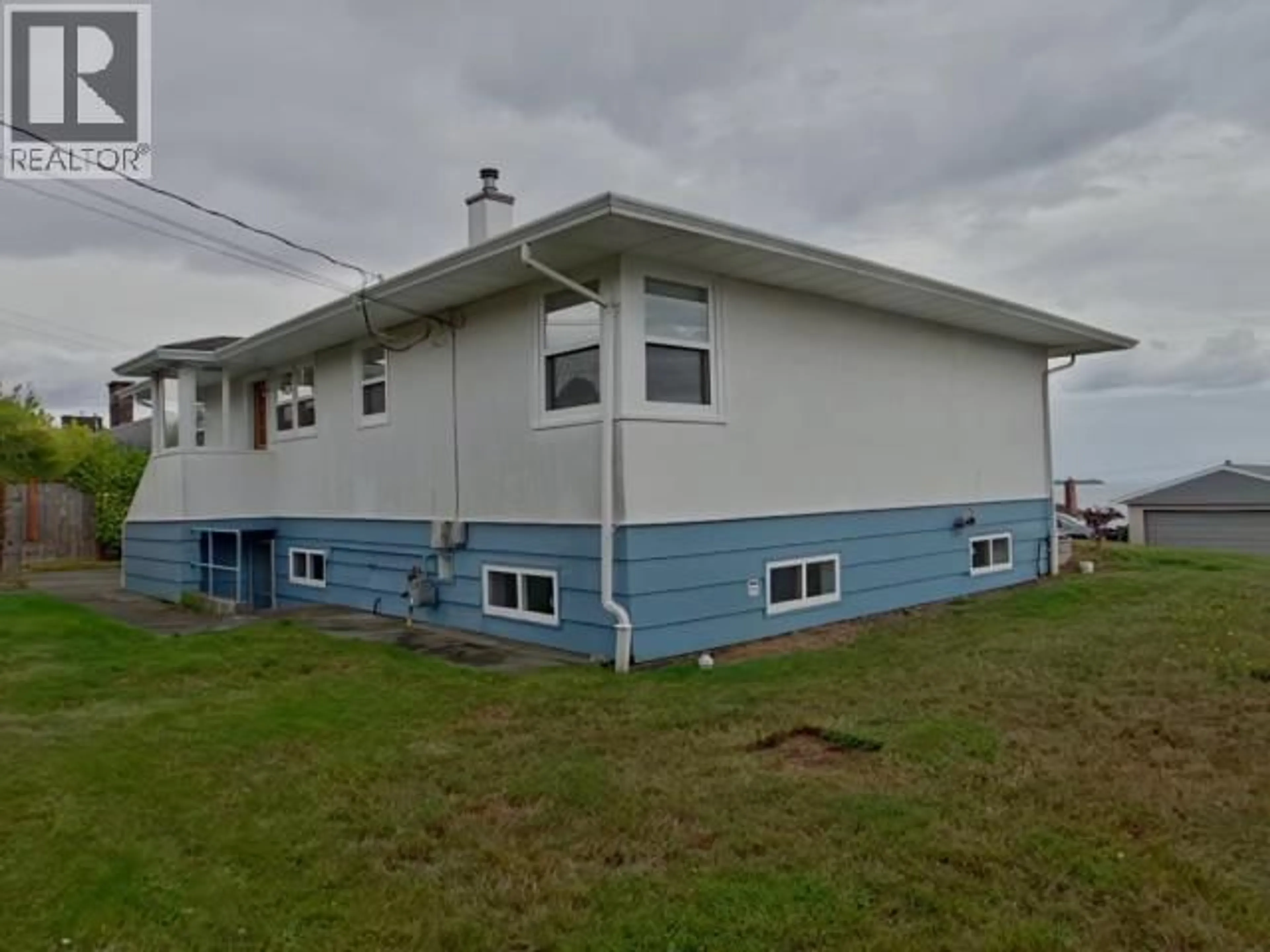 Home with vinyl exterior material, building for 4038 WHALEN AVE, Powell River British Columbia V8A2T7