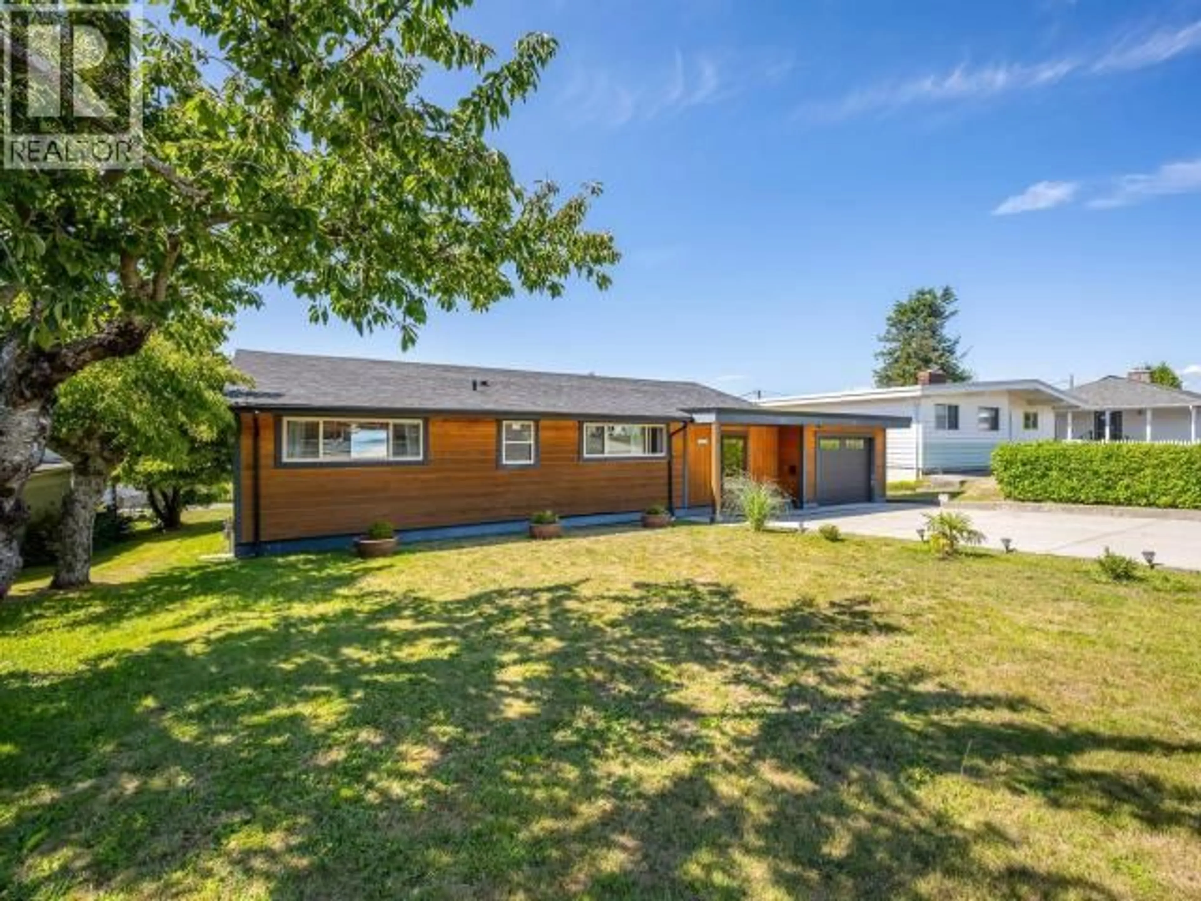 A pic from outside/outdoor area/front of a property/back of a property/a pic from drone, street for 4109 WHALEN AVE, Powell River British Columbia V8A2R8