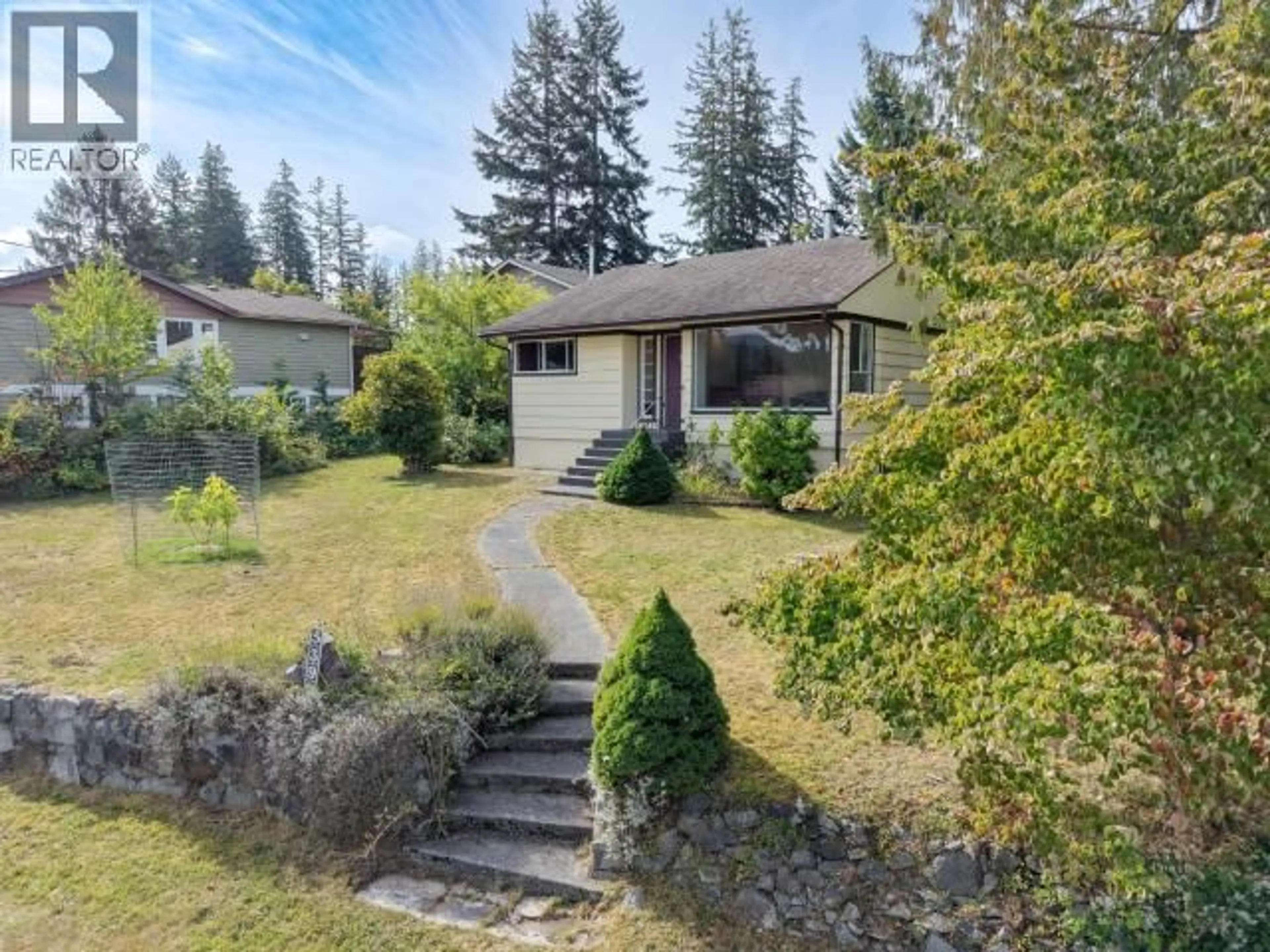 A pic from outside/outdoor area/front of a property/back of a property/a pic from drone, street for 5392 DALE AVE, Powell River British Columbia V8A3W2