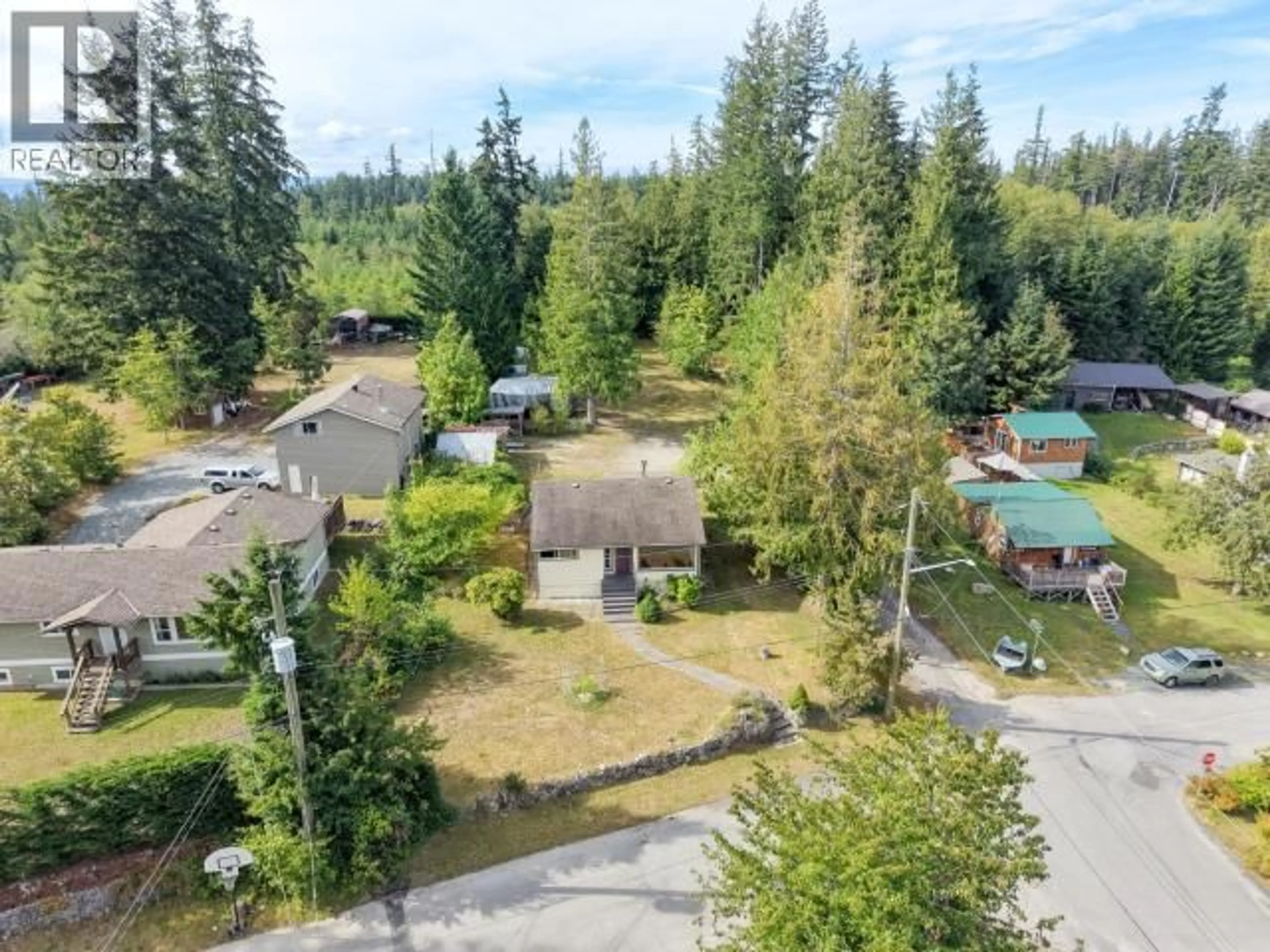 A pic from outside/outdoor area/front of a property/back of a property/a pic from drone, unknown for 5392 DALE AVE, Powell River British Columbia V8A3W2