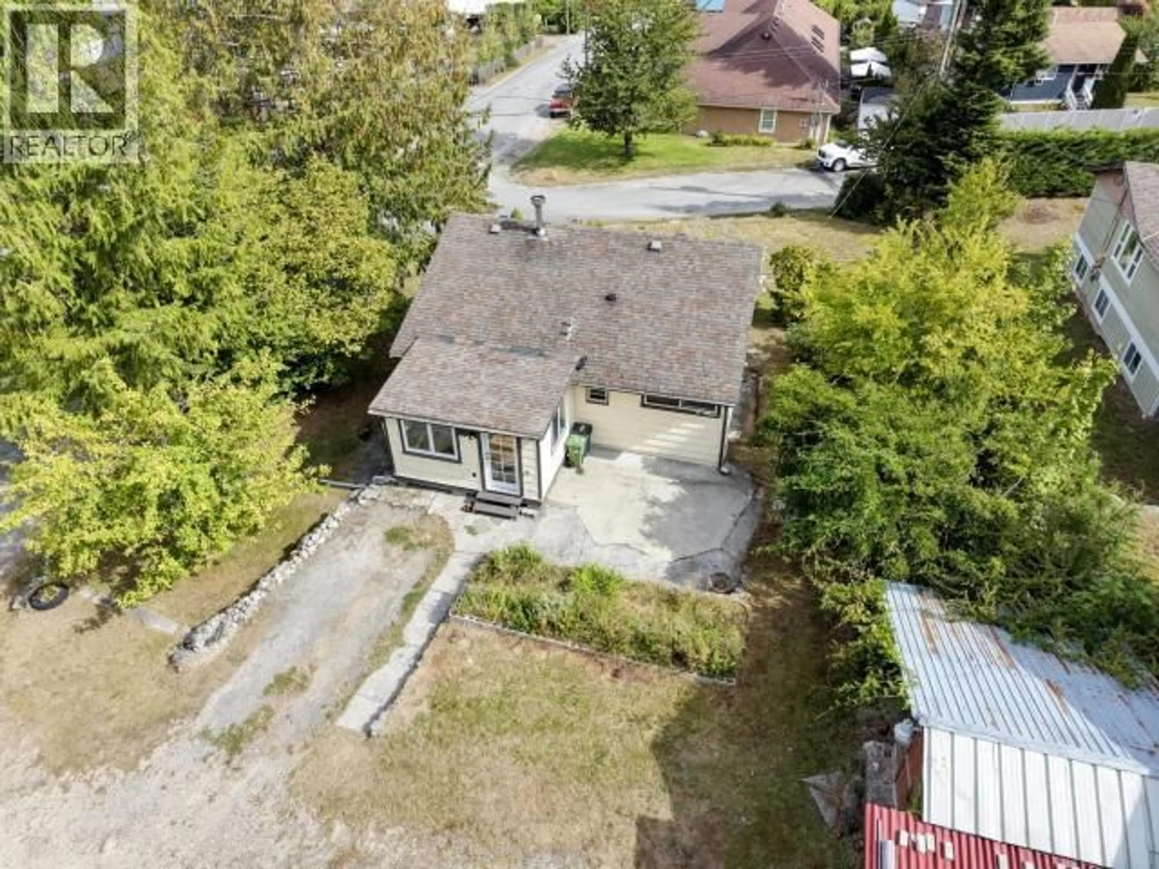 A pic from outside/outdoor area/front of a property/back of a property/a pic from drone, street for 5392 DALE AVE, Powell River British Columbia V8A3W2