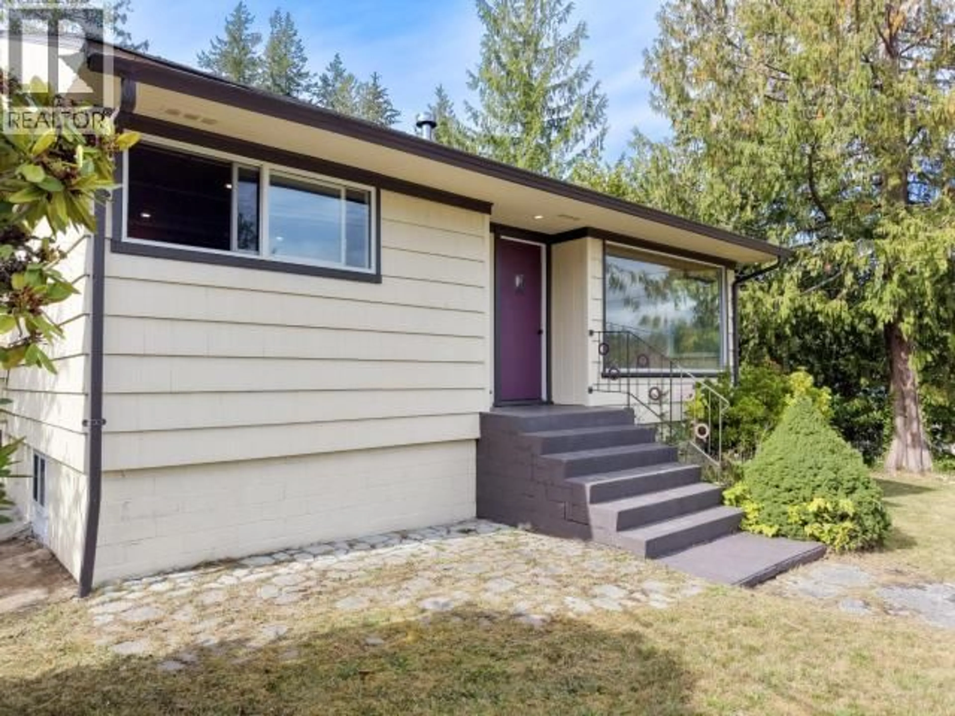 Home with vinyl exterior material, street for 5392 DALE AVE, Powell River British Columbia V8A3W2