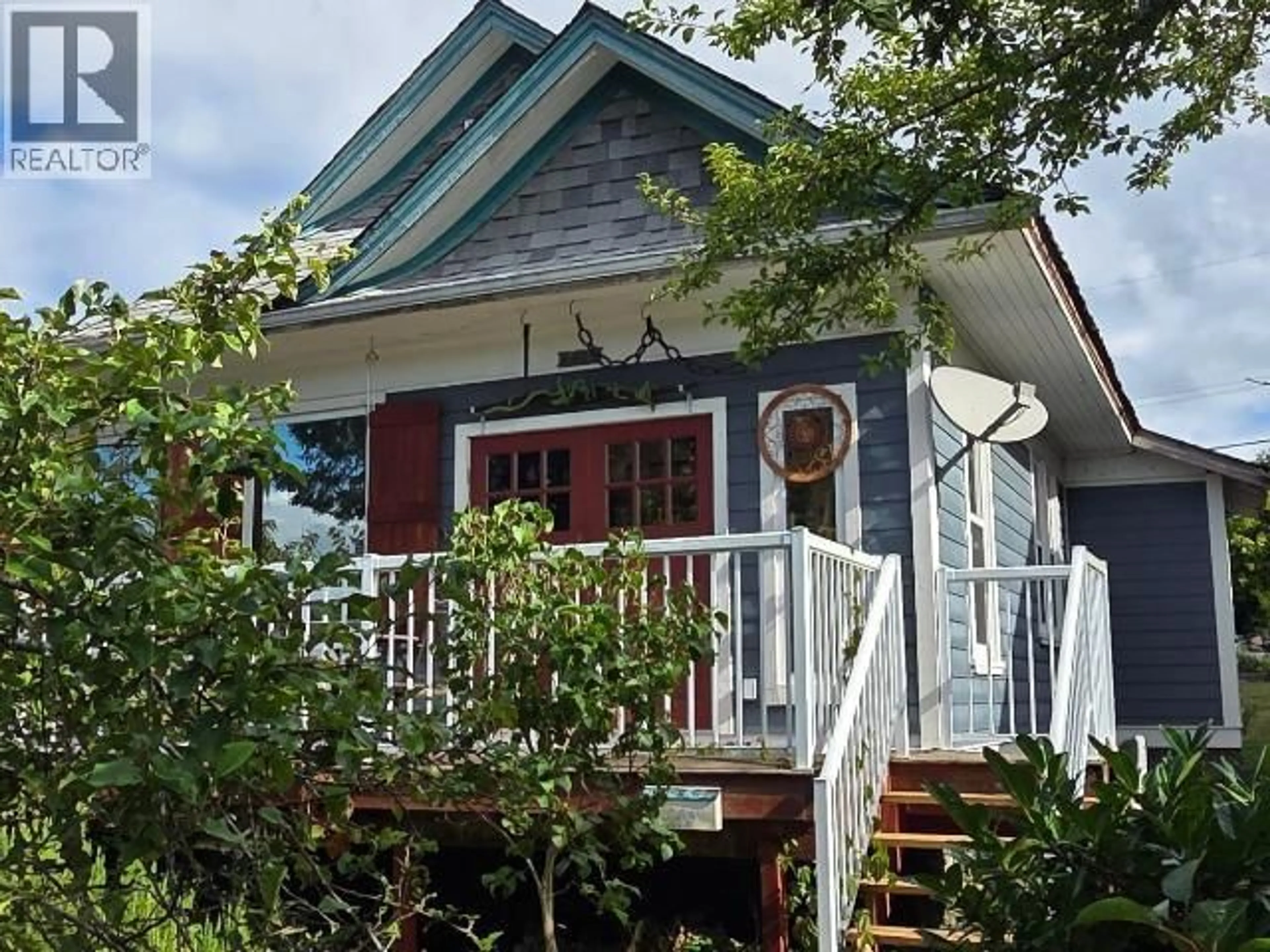 Home with vinyl exterior material, street for 6279 SYCAMORE STREET, Powell River British Columbia V8A4K8